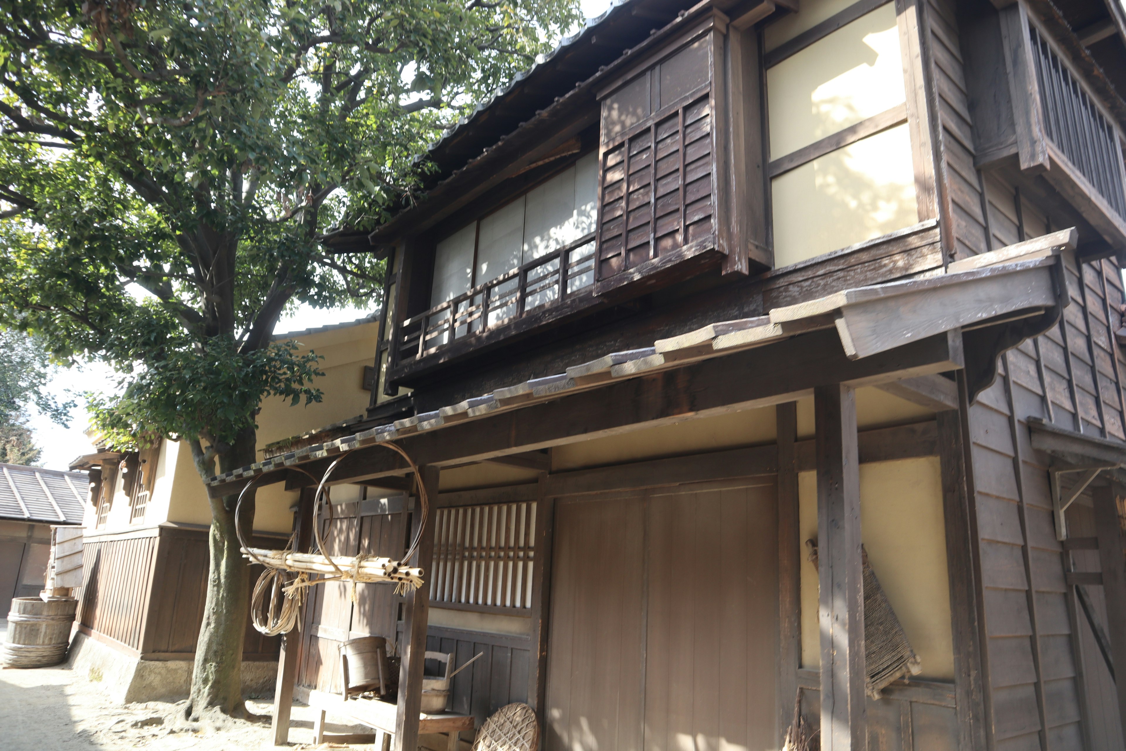 Bâtiment japonais traditionnel avec une architecture en bois