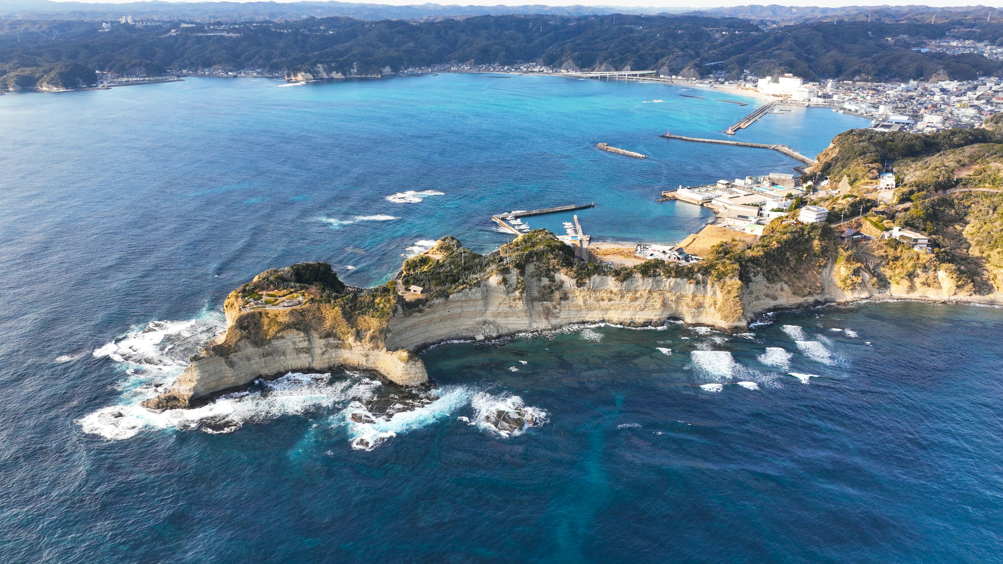 Vista aérea de una hermosa costa con aguas turquesas