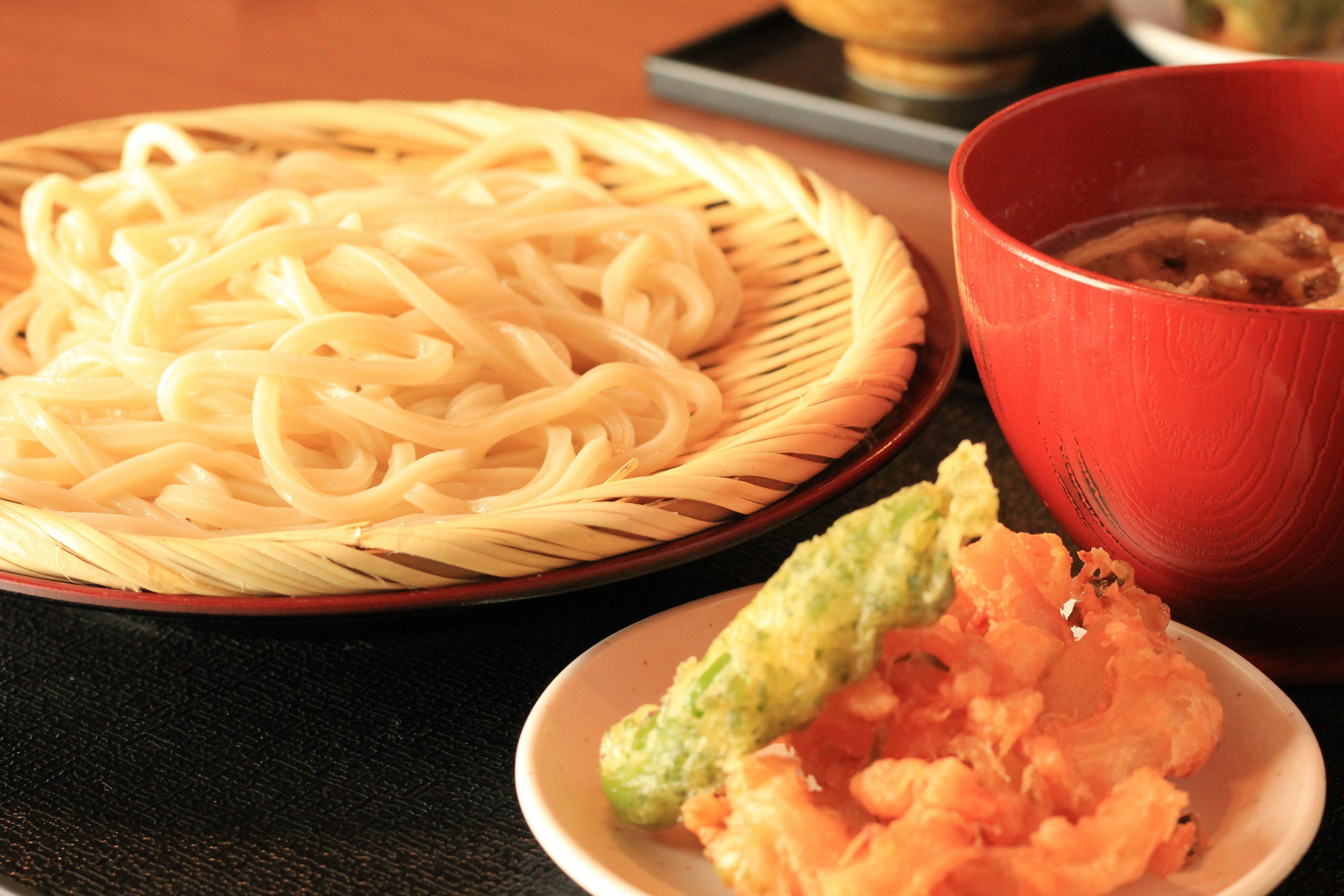 Schön präsentierte Udon-Nudeln mit Tempura