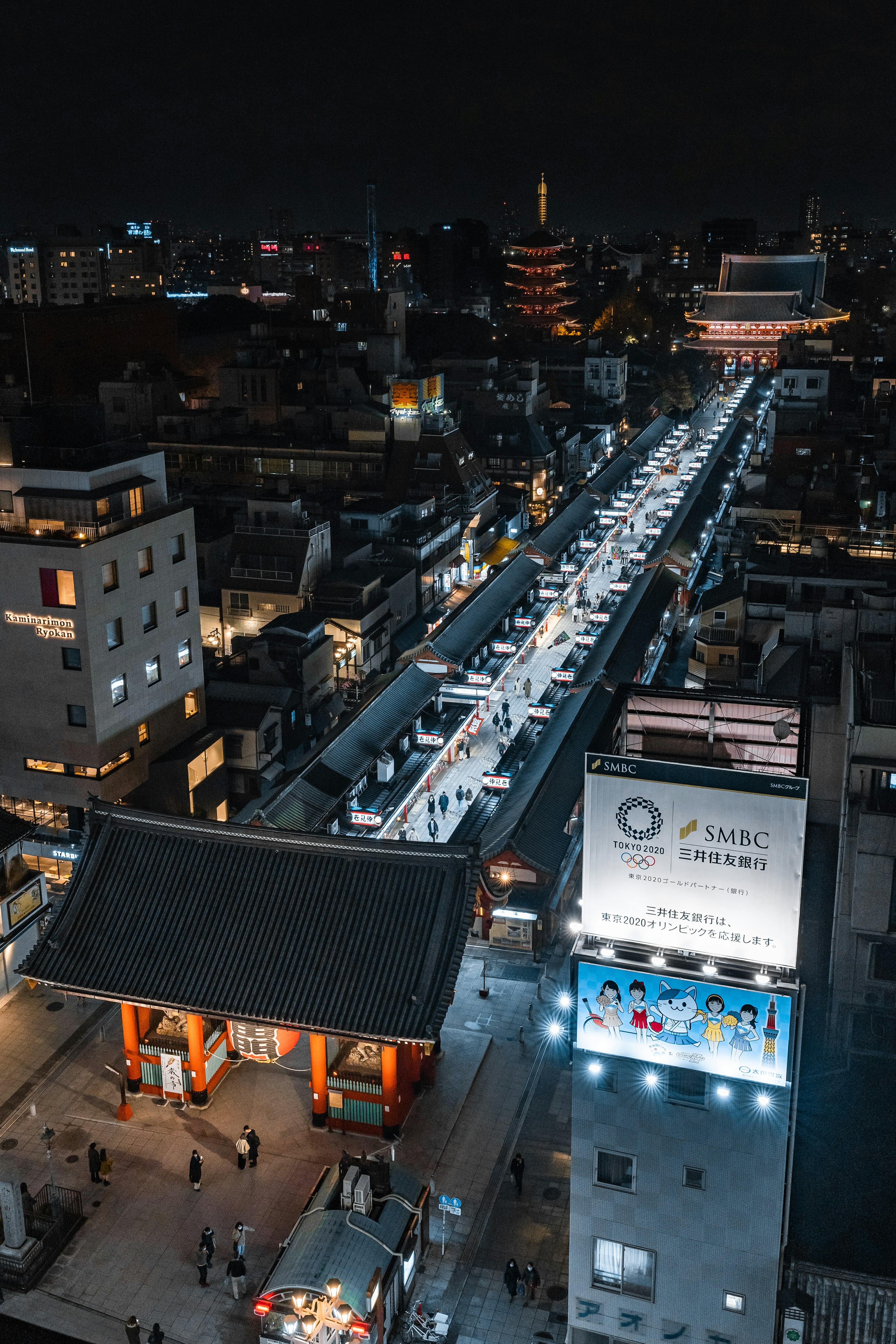 Paesaggio urbano notturno con il cancello del tempio Sensoji strada affollata con bancarelle