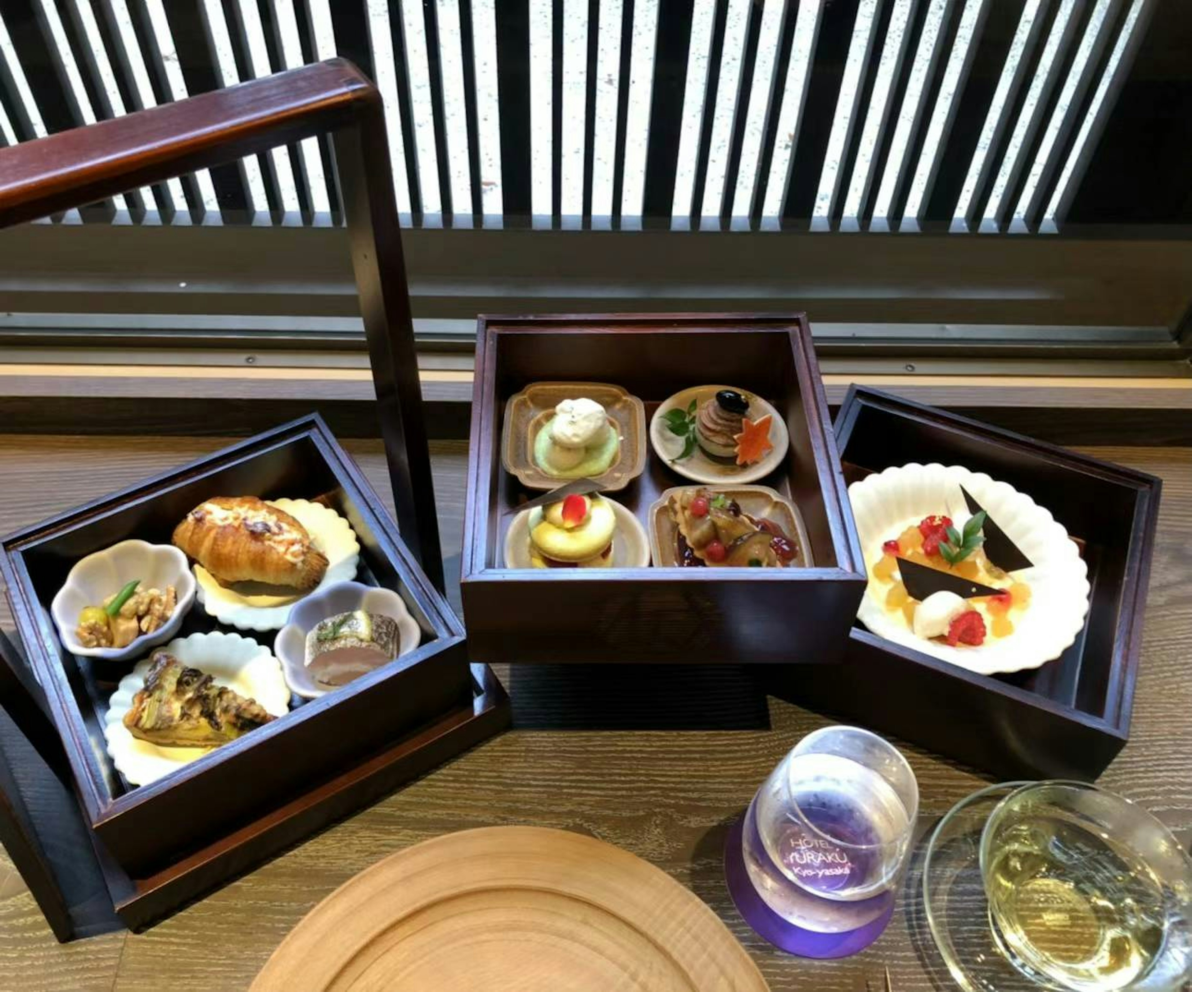 Hermosa caja bento japonesa con platos variados y bebidas