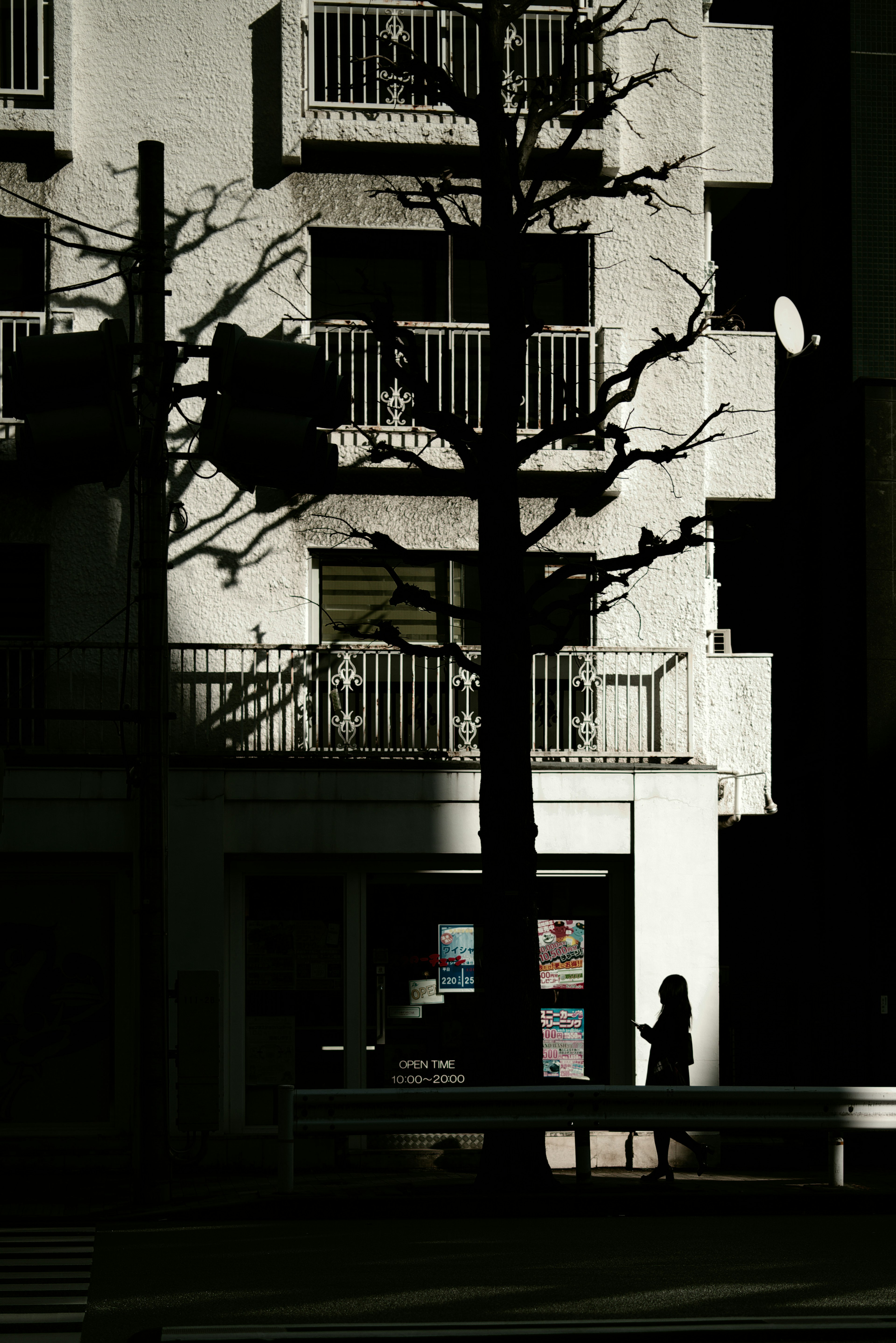 Straßenszene mit dunklen Schatten und einer Silhouette einer Person