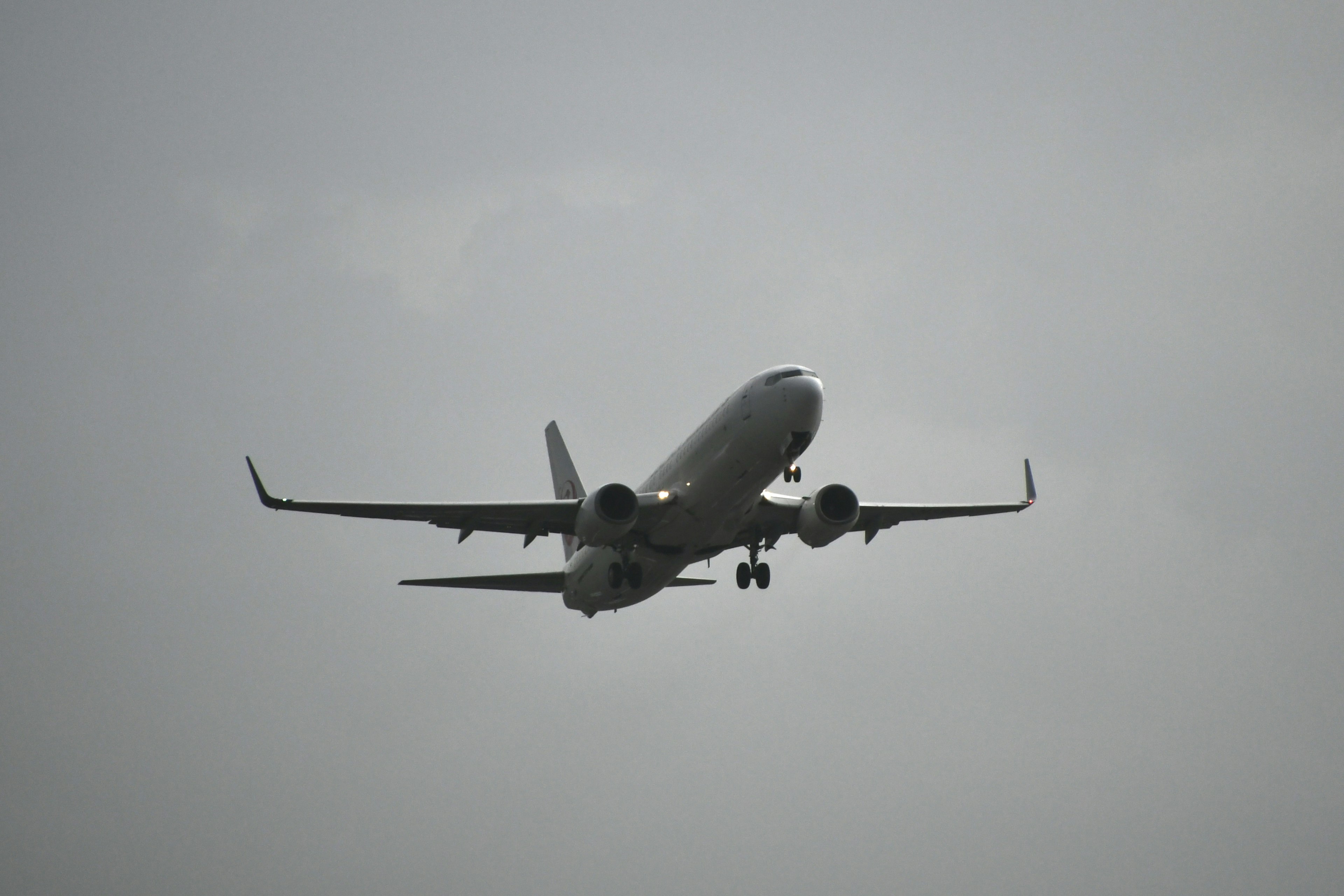 Flugzeug, das durch einen bewölkten Himmel fliegt