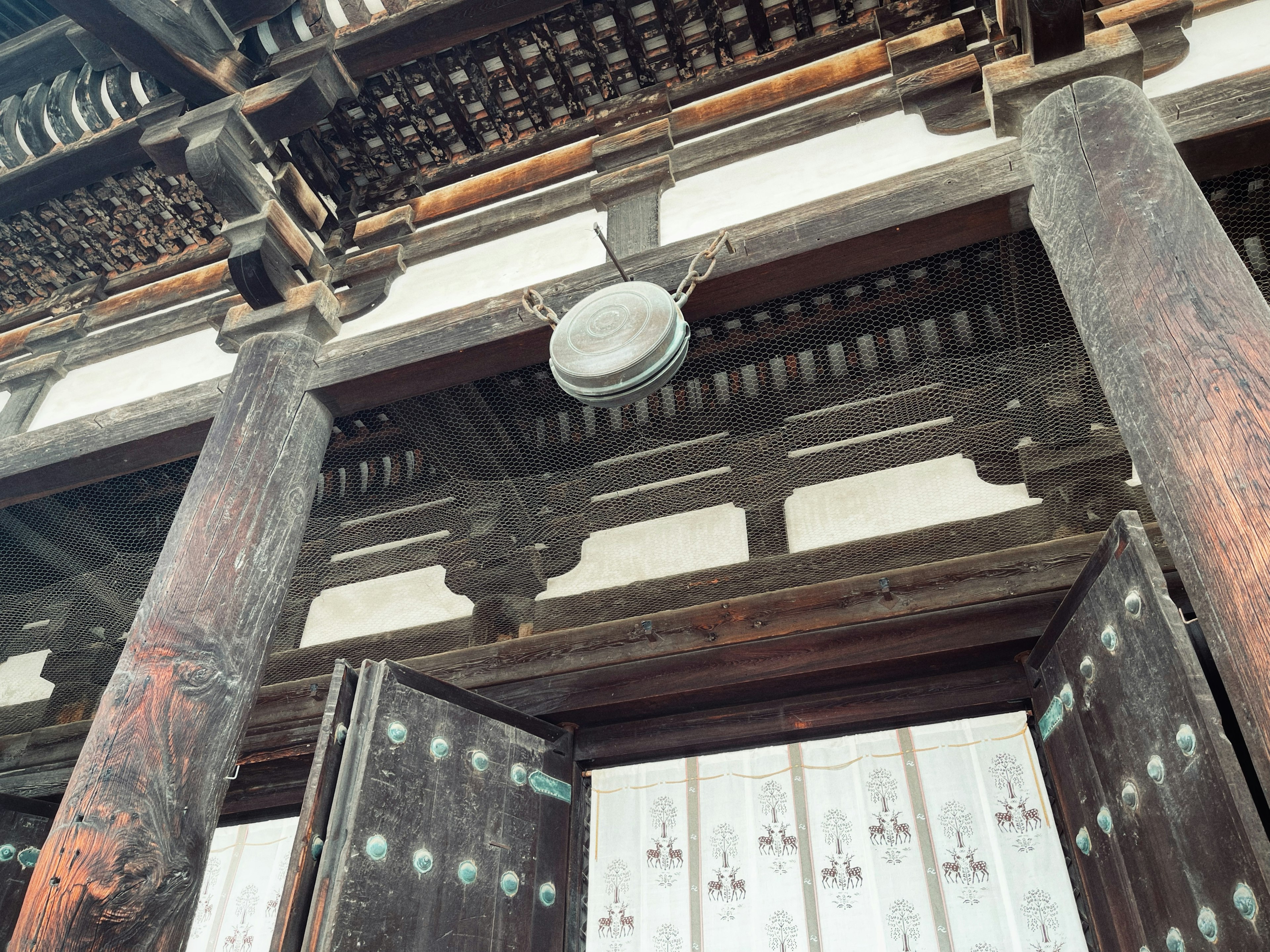 Vue intérieure d'un bâtiment ancien présentant des colonnes et des portes détaillées