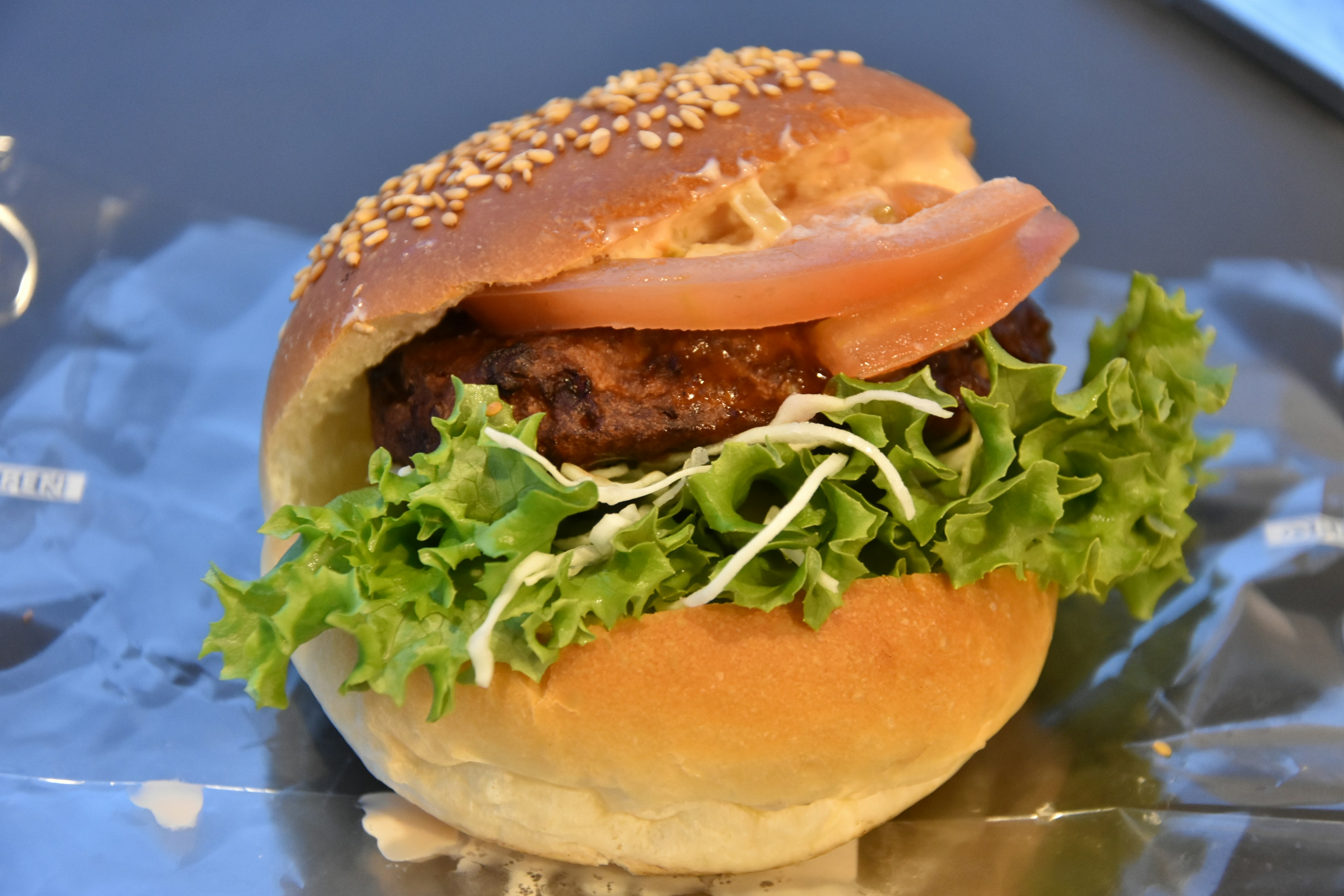 Hamburger mit Sesambrötchen Salat Tomate und Patty