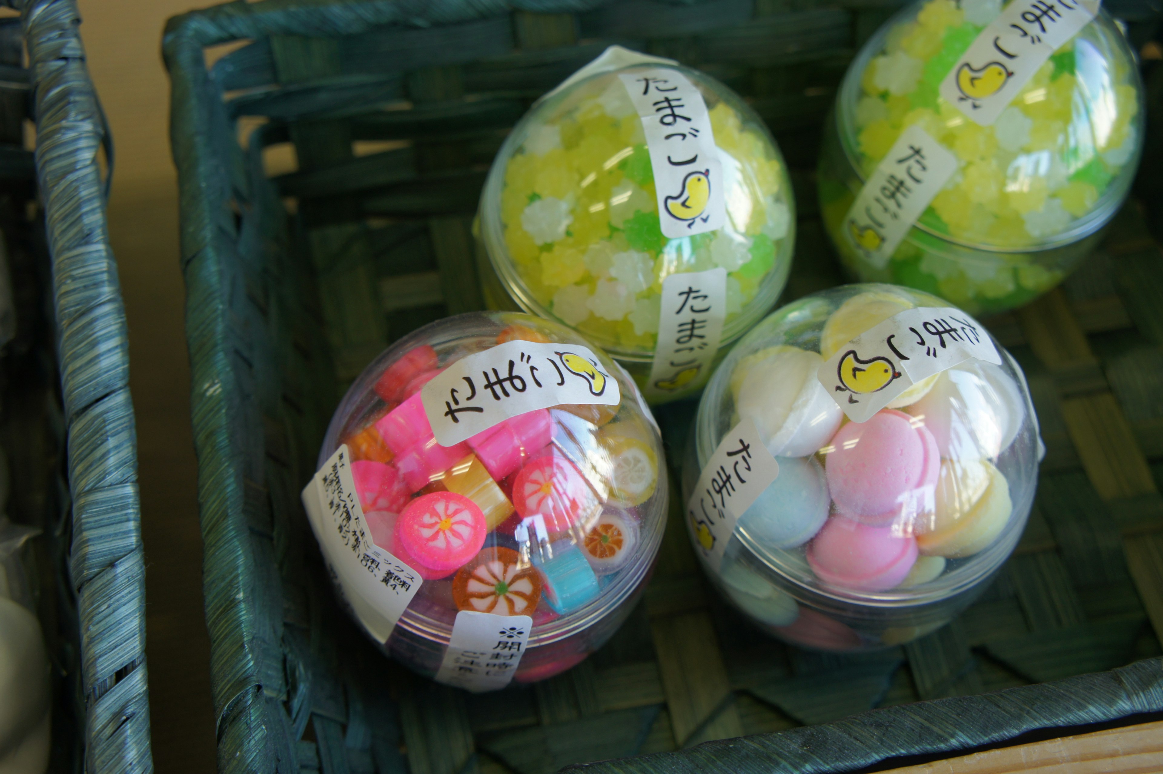 Boules de gashapon colorées dans un panier tressé