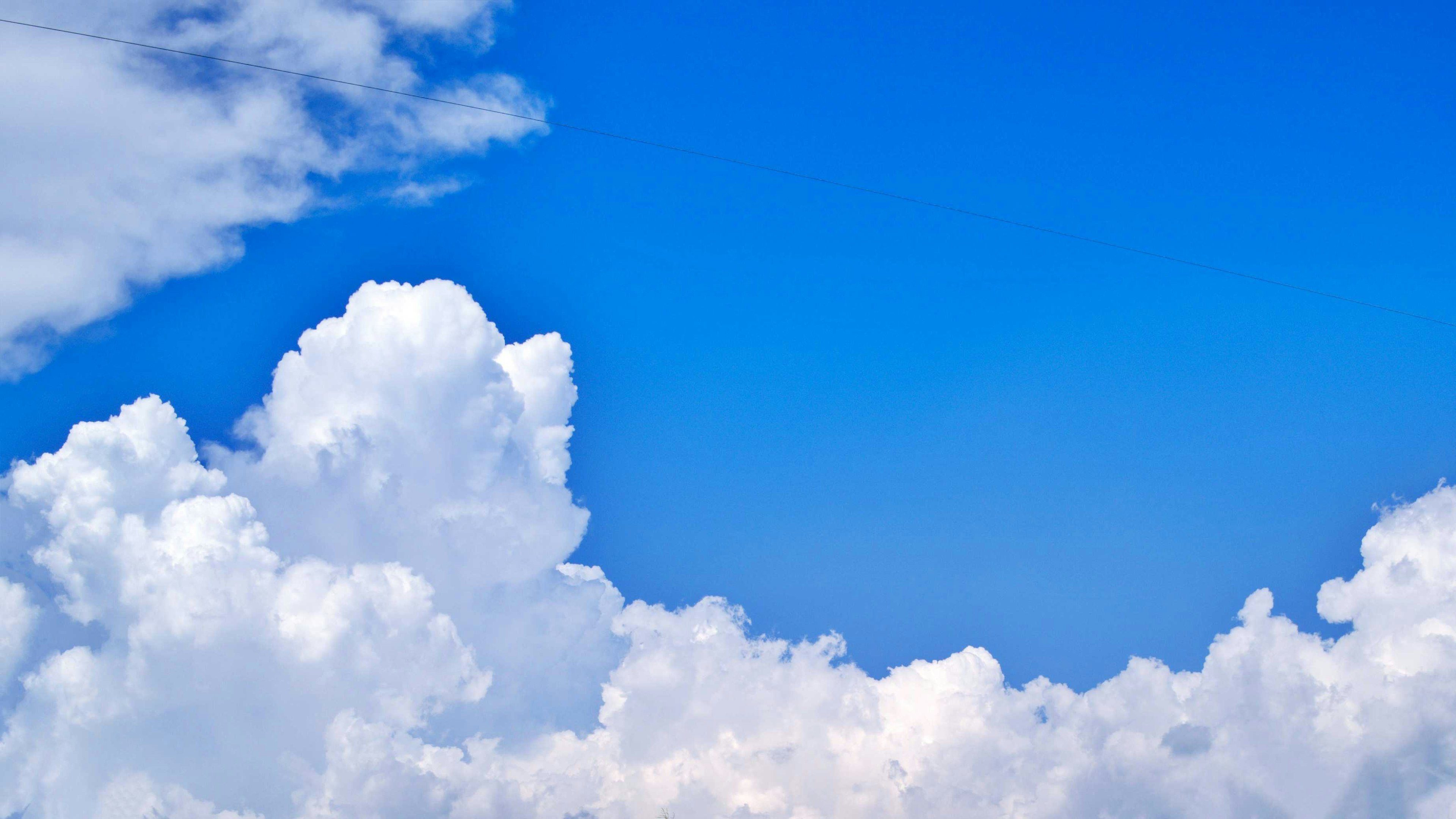 Pemandangan awan putih mengapung di langit biru