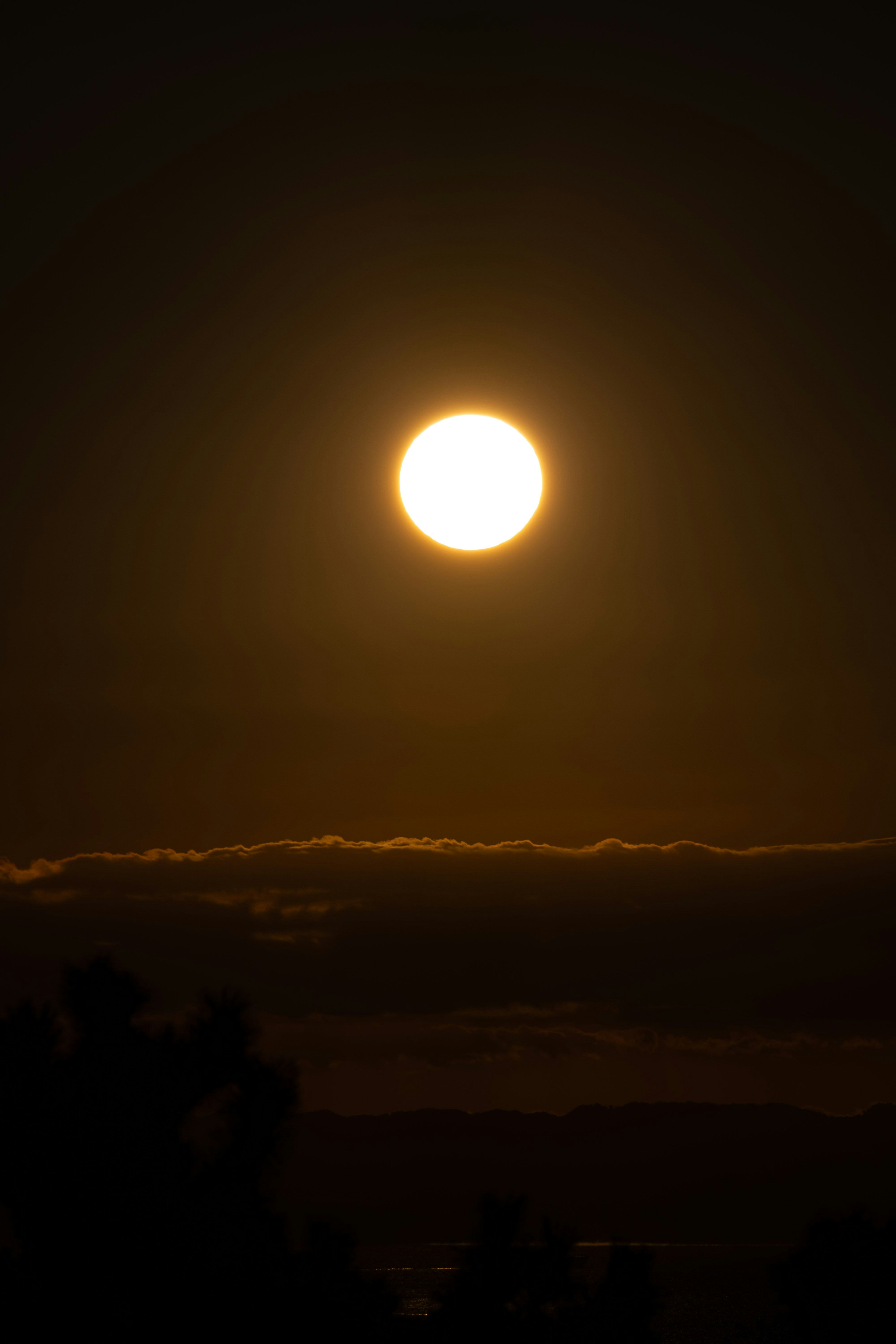 夕日が雲の上に輝く美しい風景