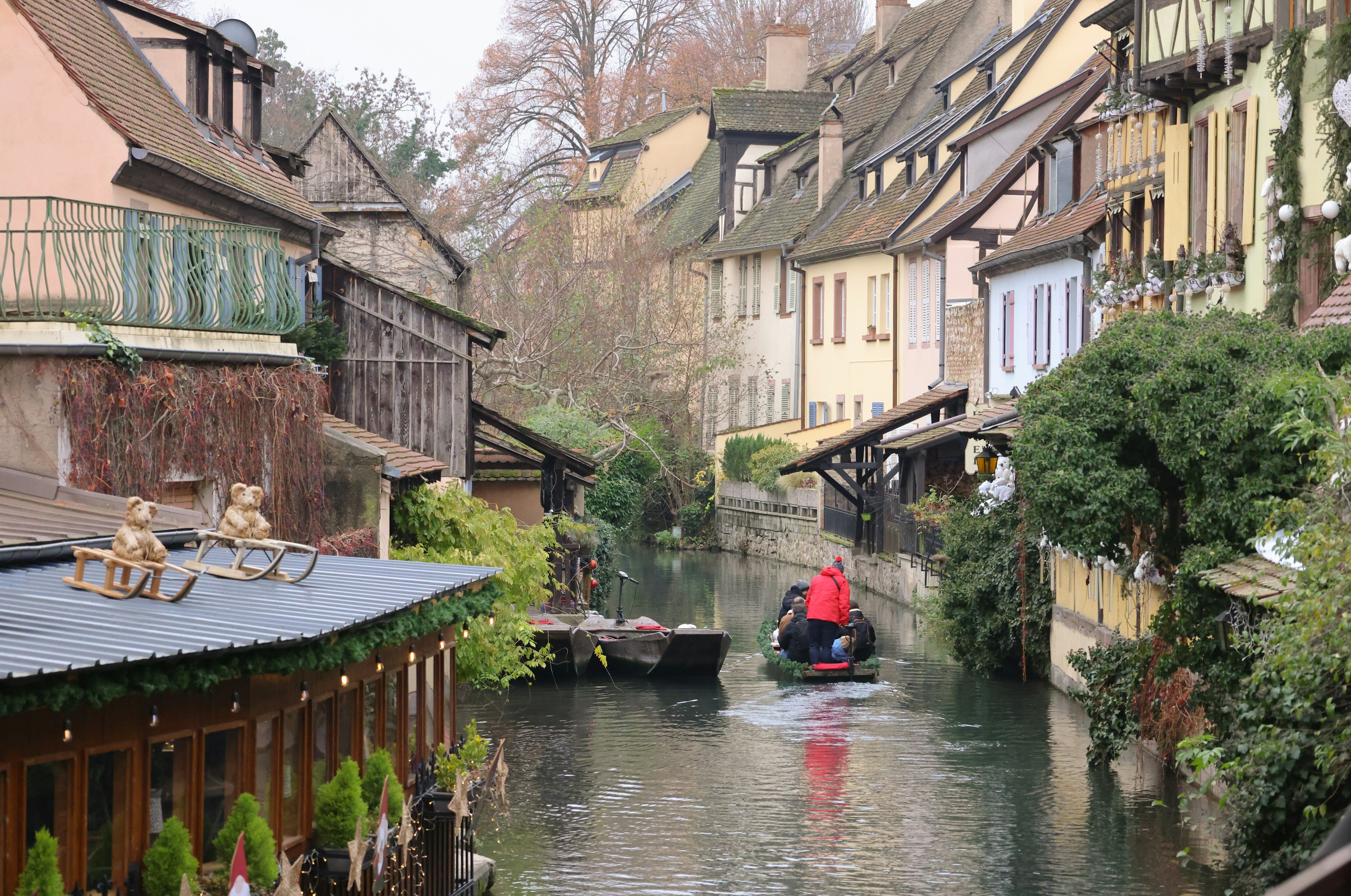 Un bateau naviguant sur un canal bordé de maisons historiques