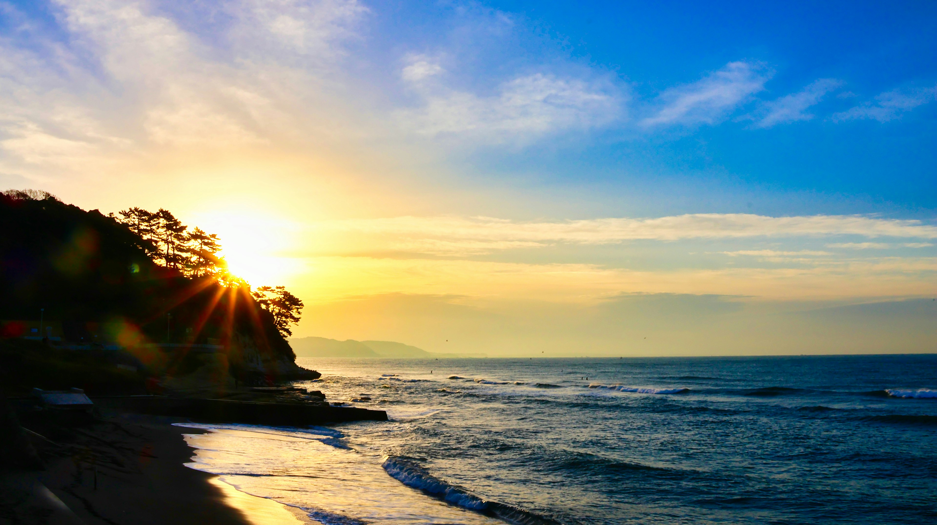 Hermoso atardecer sobre el océano con olas