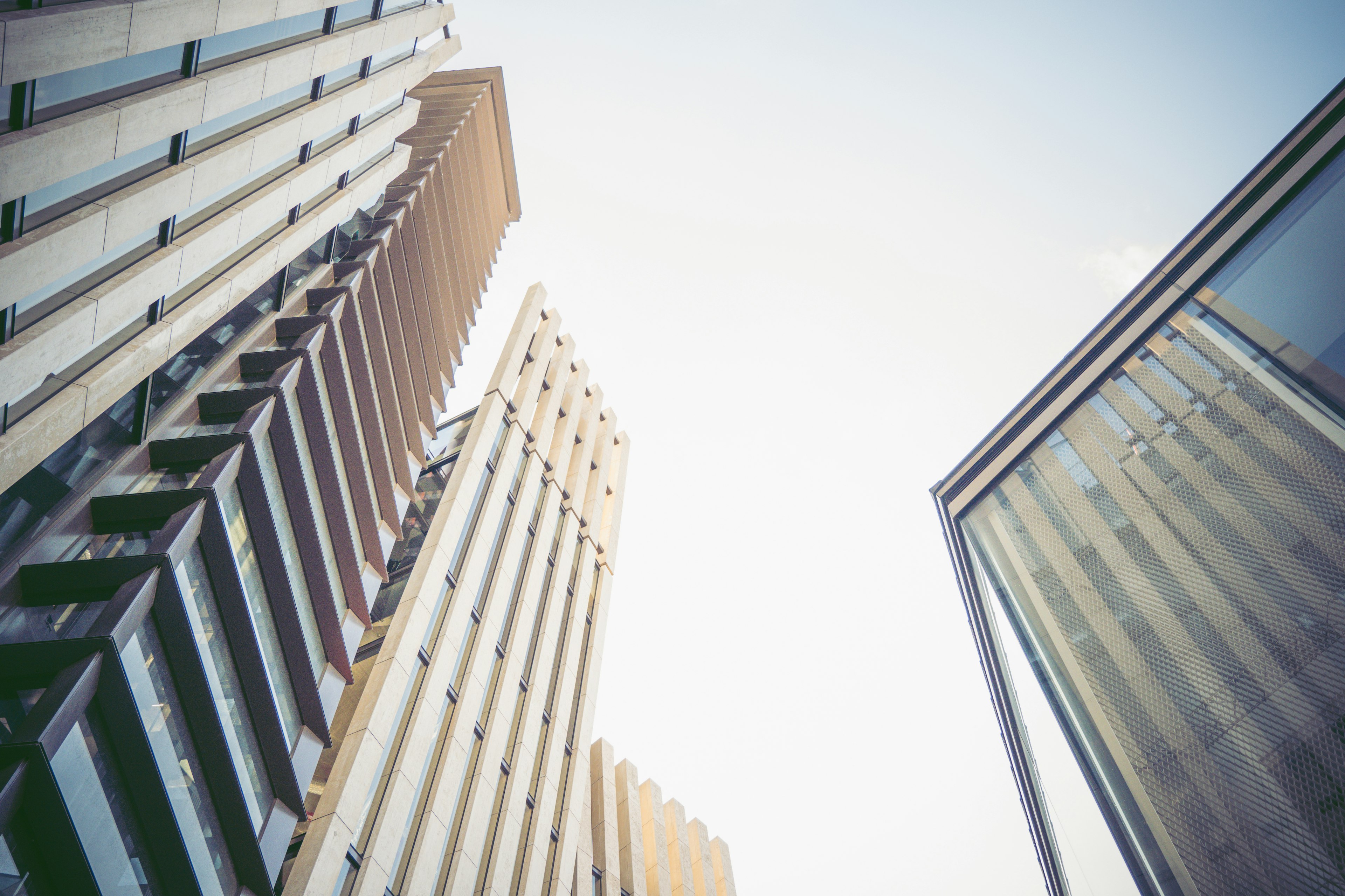 Photo looking up at skyscrapers with modern architectural design blue sky in the background