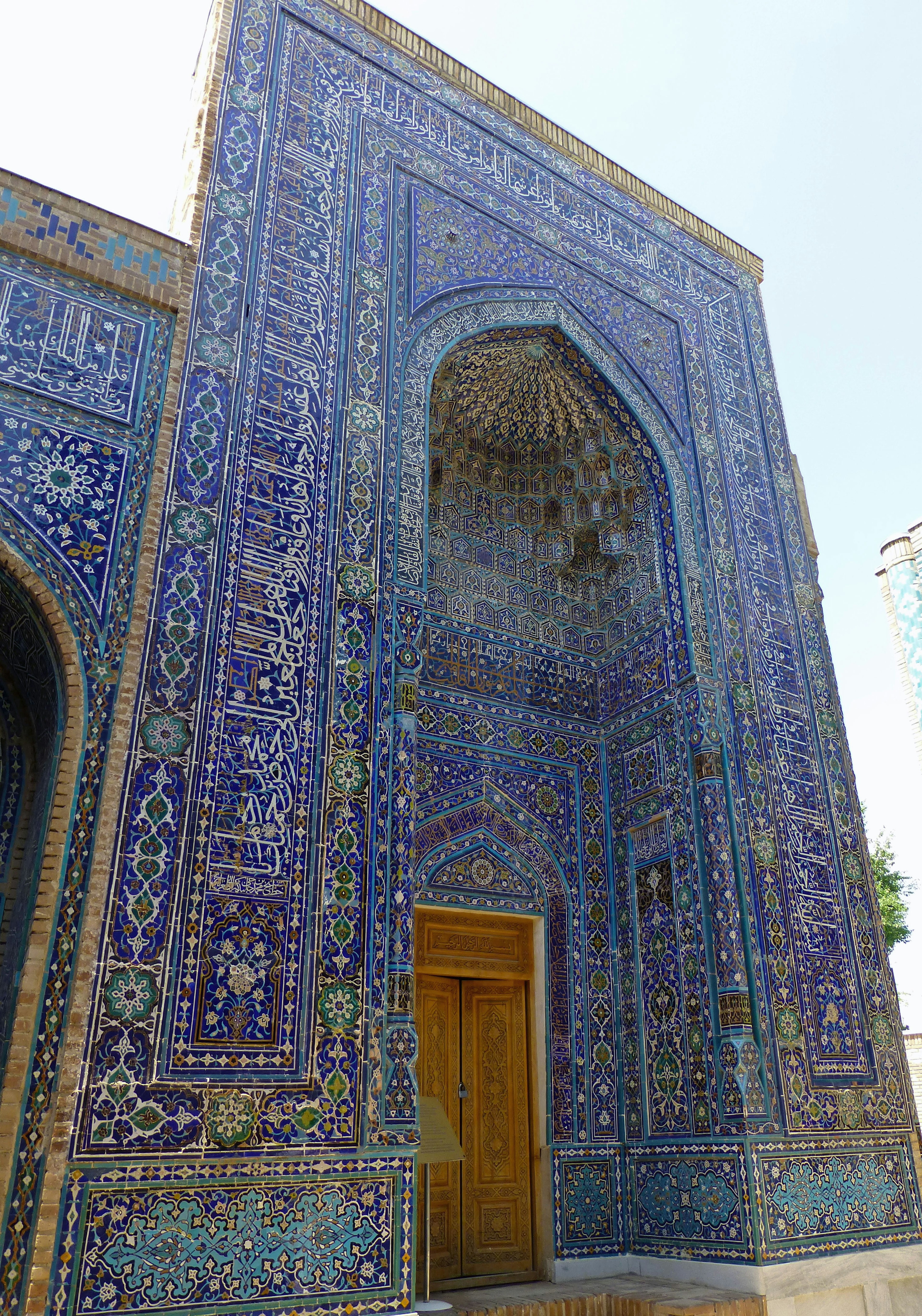 青いタイルで装飾された美しい建物の側面