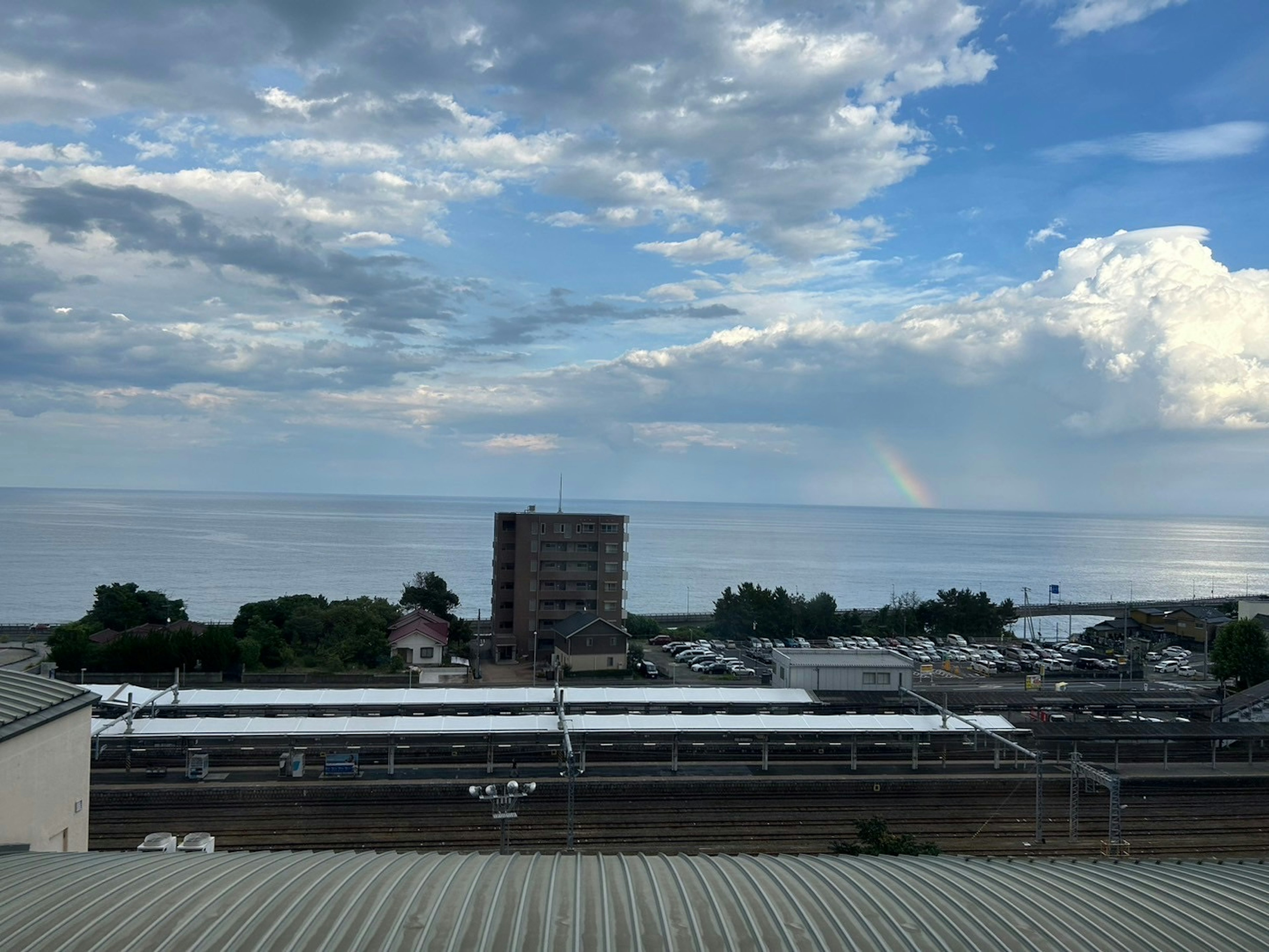 海と雲のある風景に虹が見える