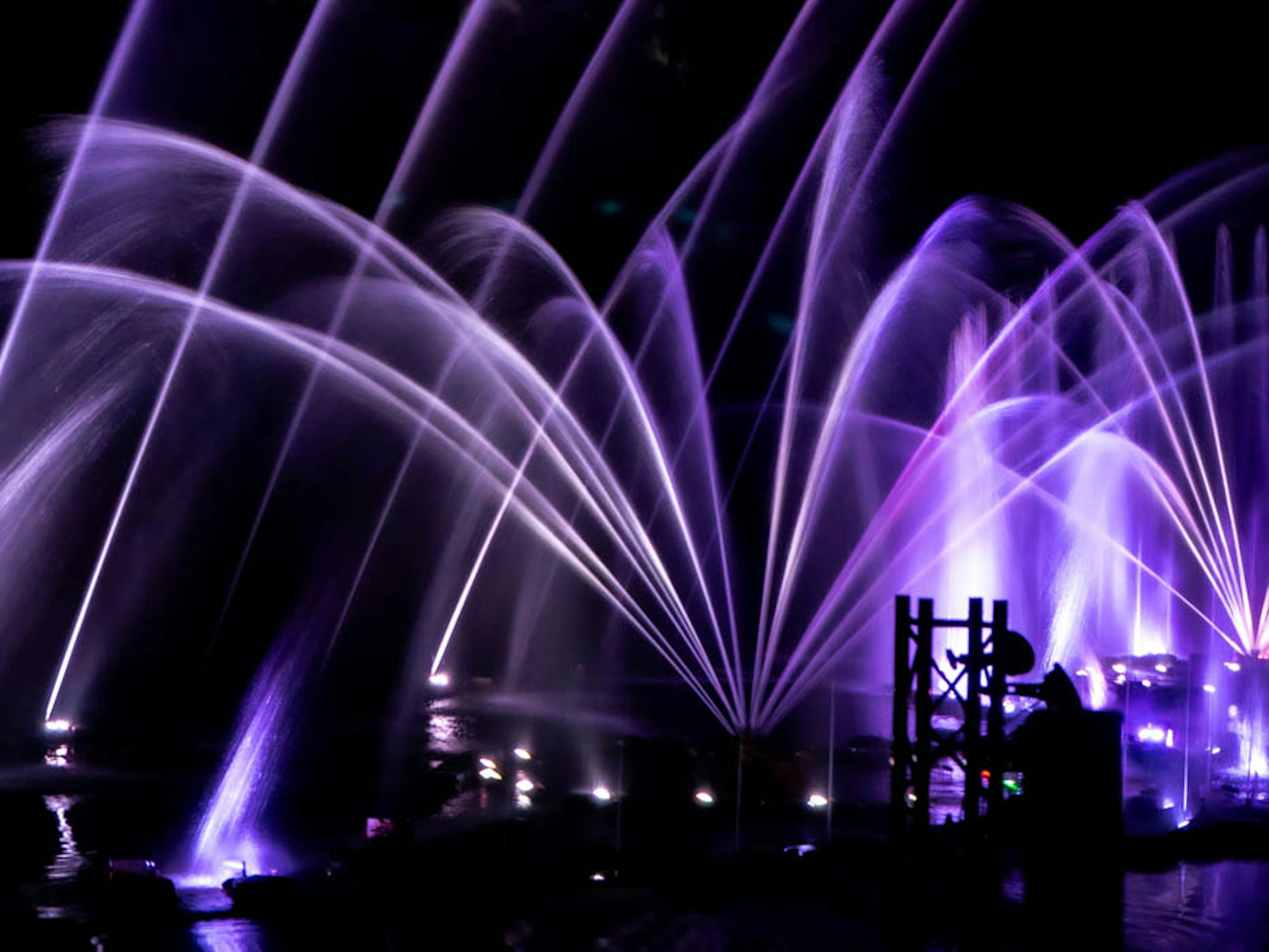 Fontane d'acqua viola che illuminano il cielo notturno