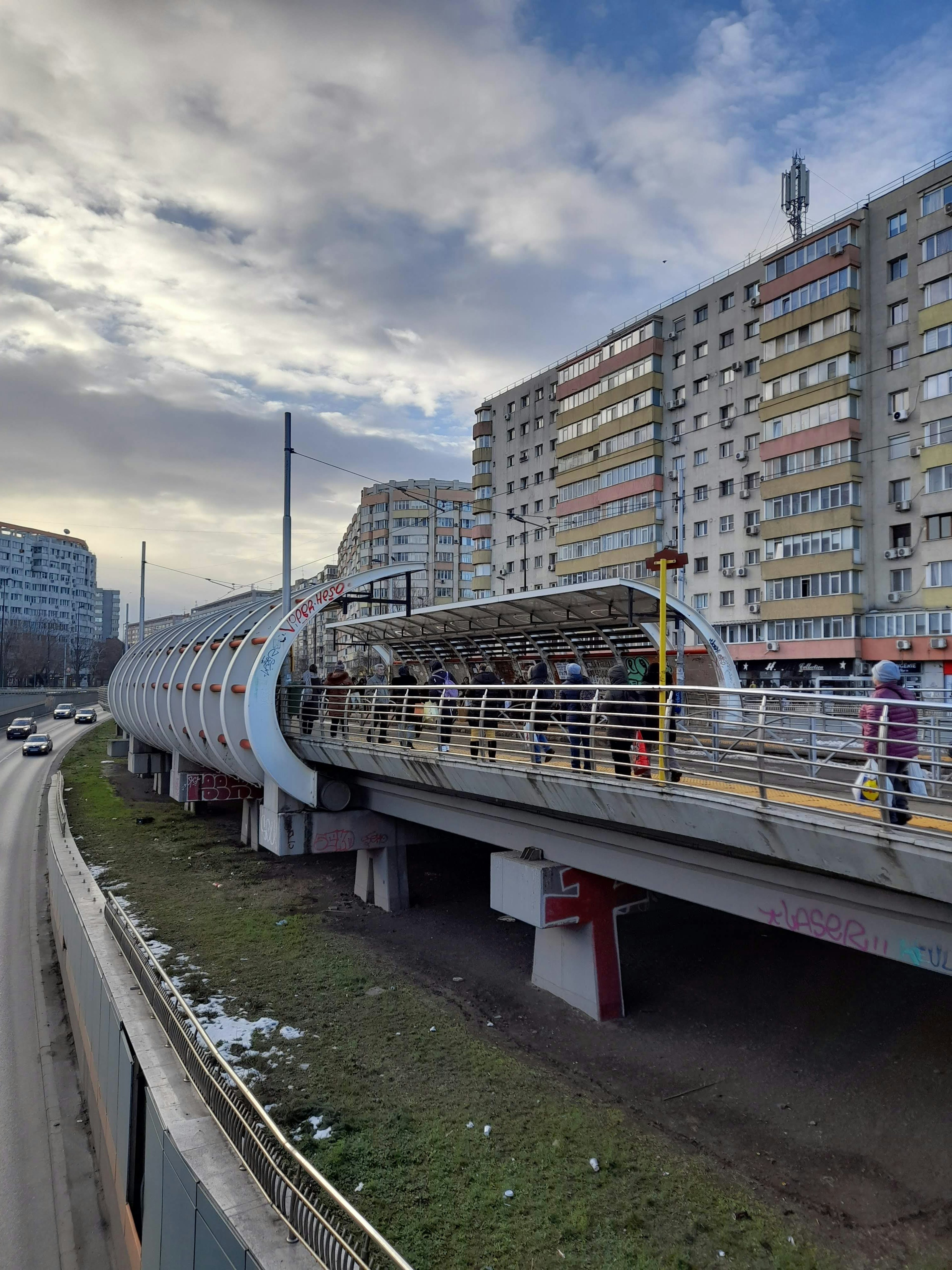 Vista de un puente peatonal elevado con edificios circundantes