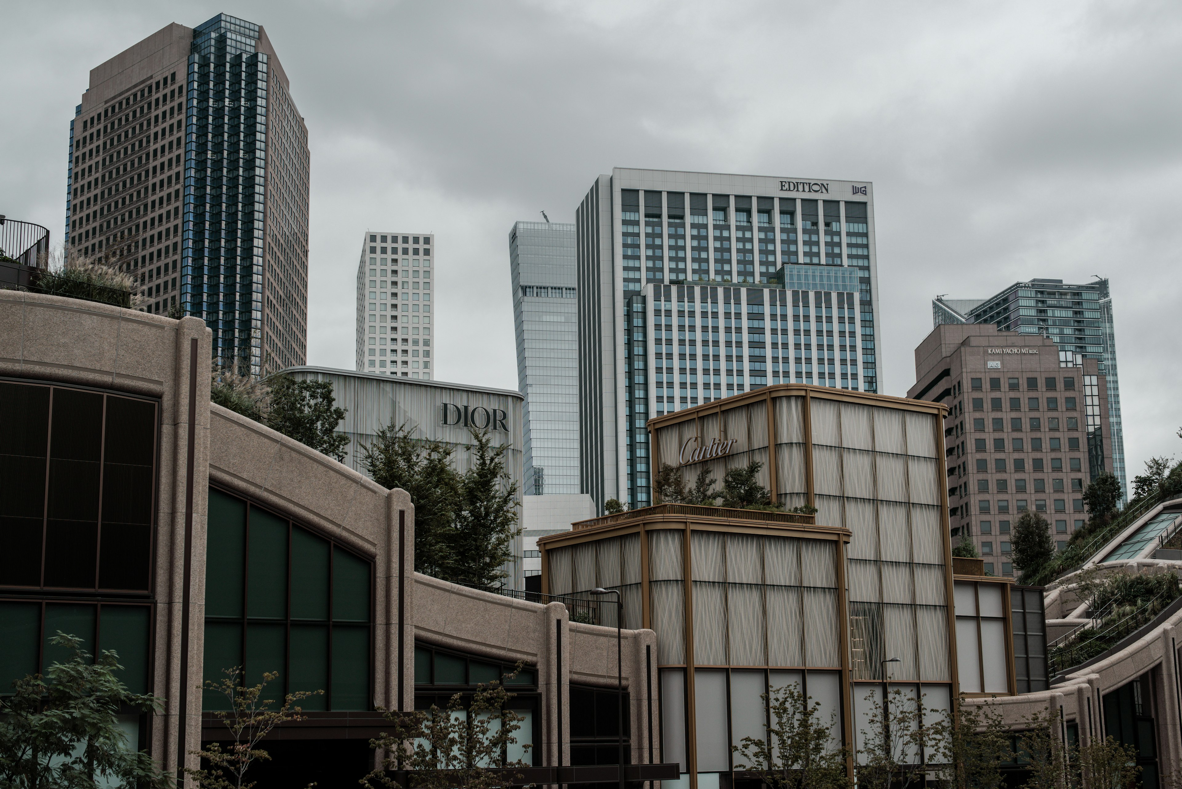 Horizon urbain moderne avec des grands bâtiments et ciel nuageux