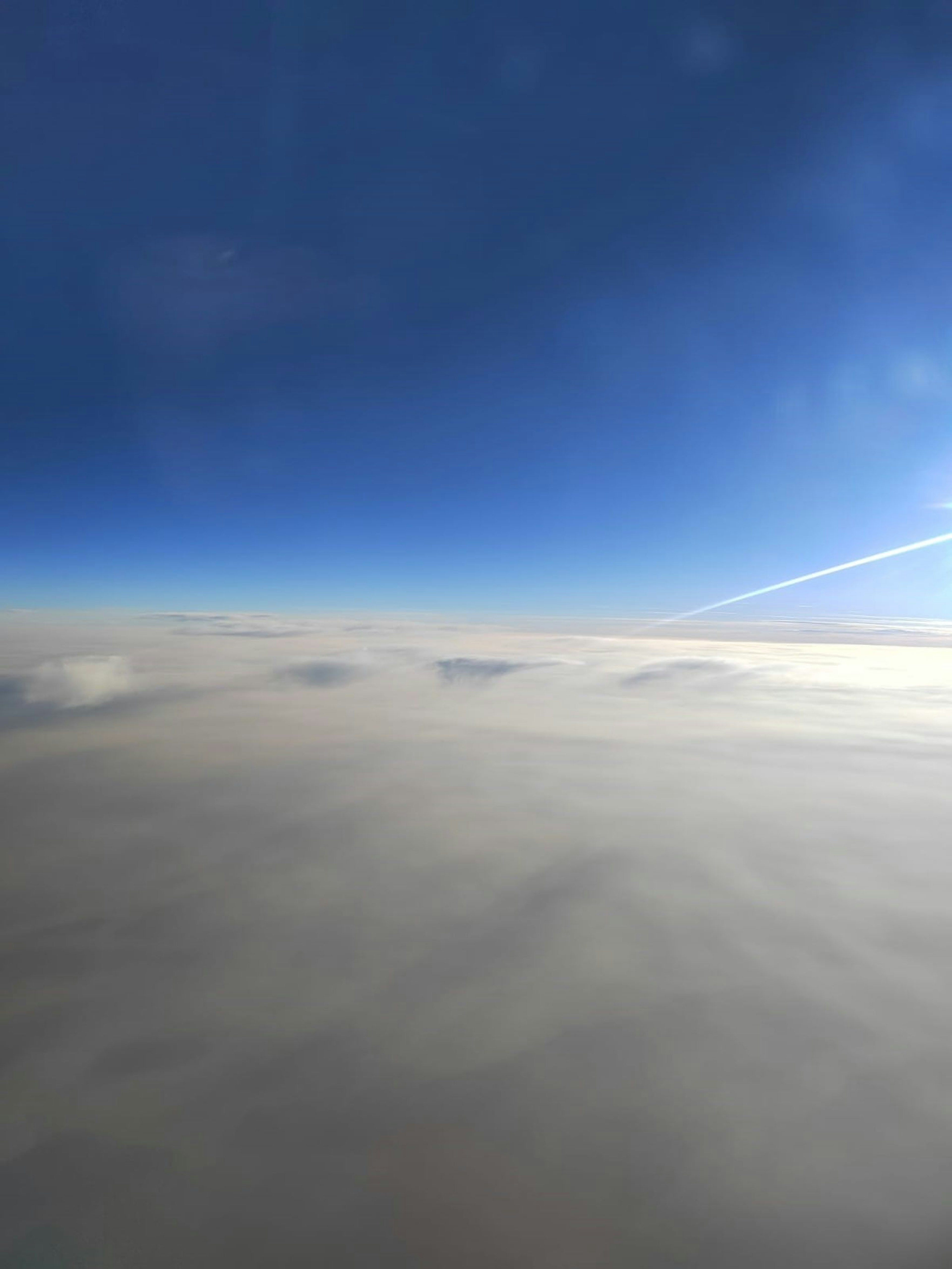 Vue aérienne montrant une vaste étendue de ciel bleu et de nuages