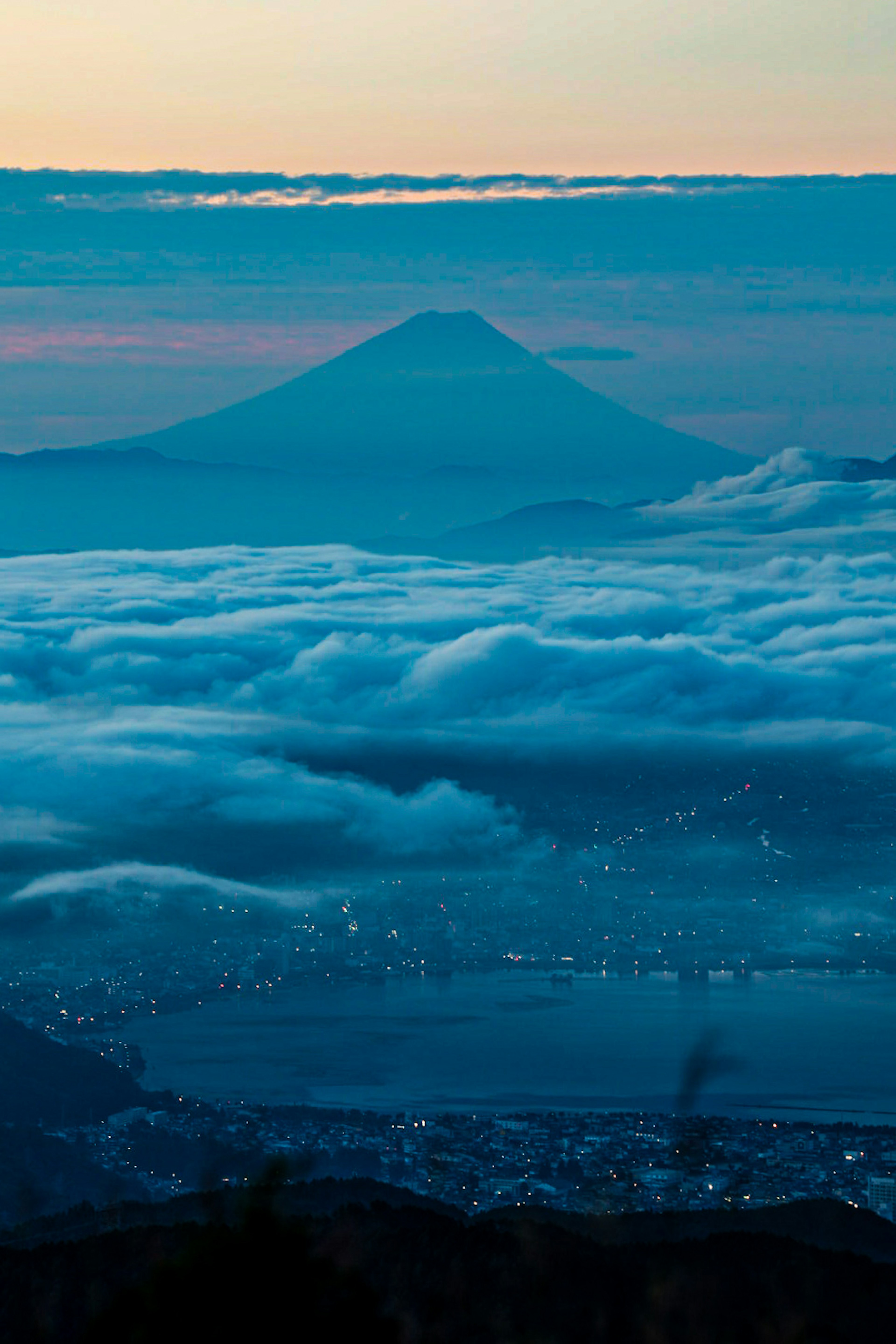 富士山が雲海の上にそびえ立つ美しい風景