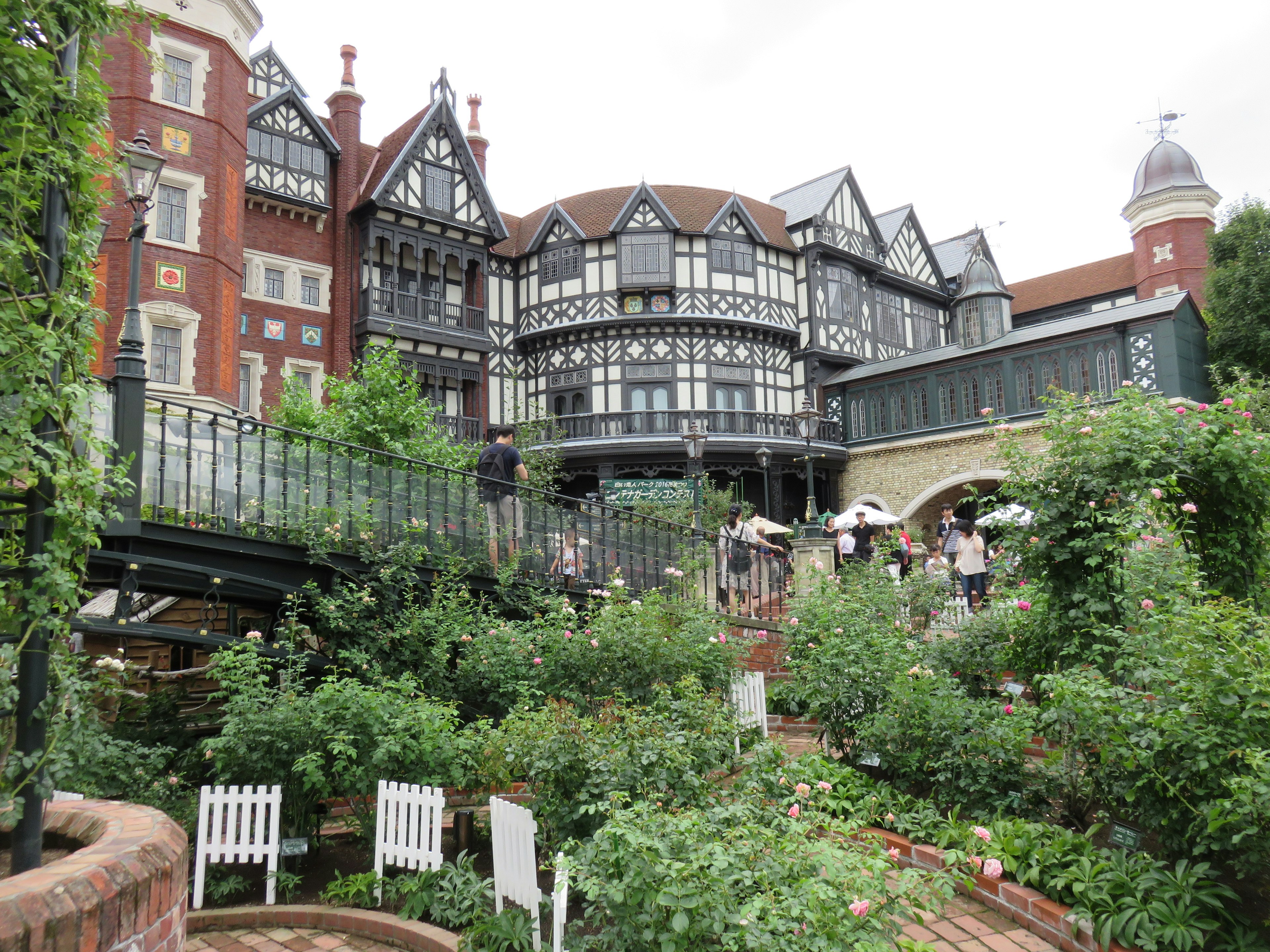 Historisches Gebäude umgeben von einem schönen Garten