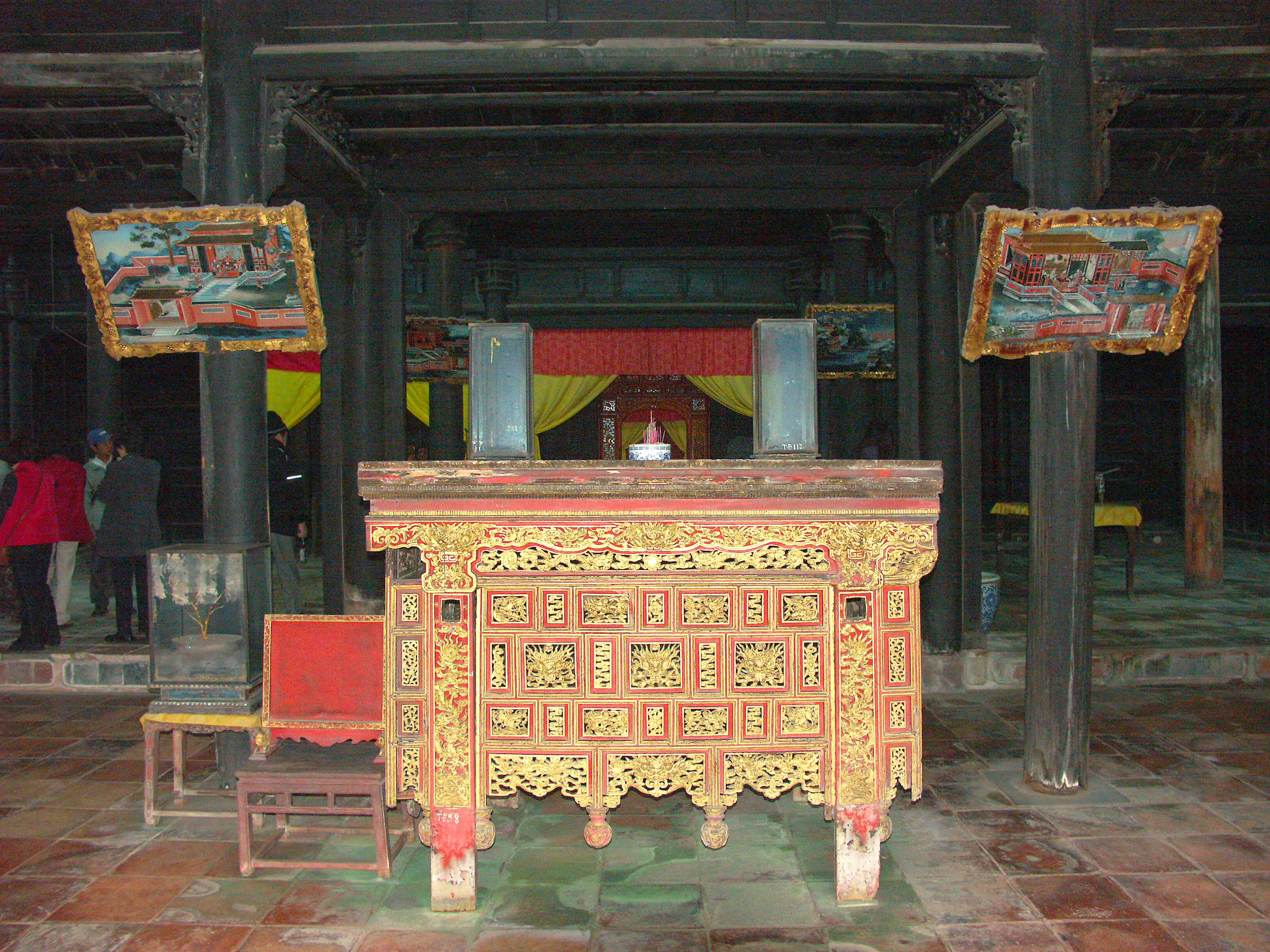 Altar tradicional con decoraciones intrincadas y estructura de madera circundante