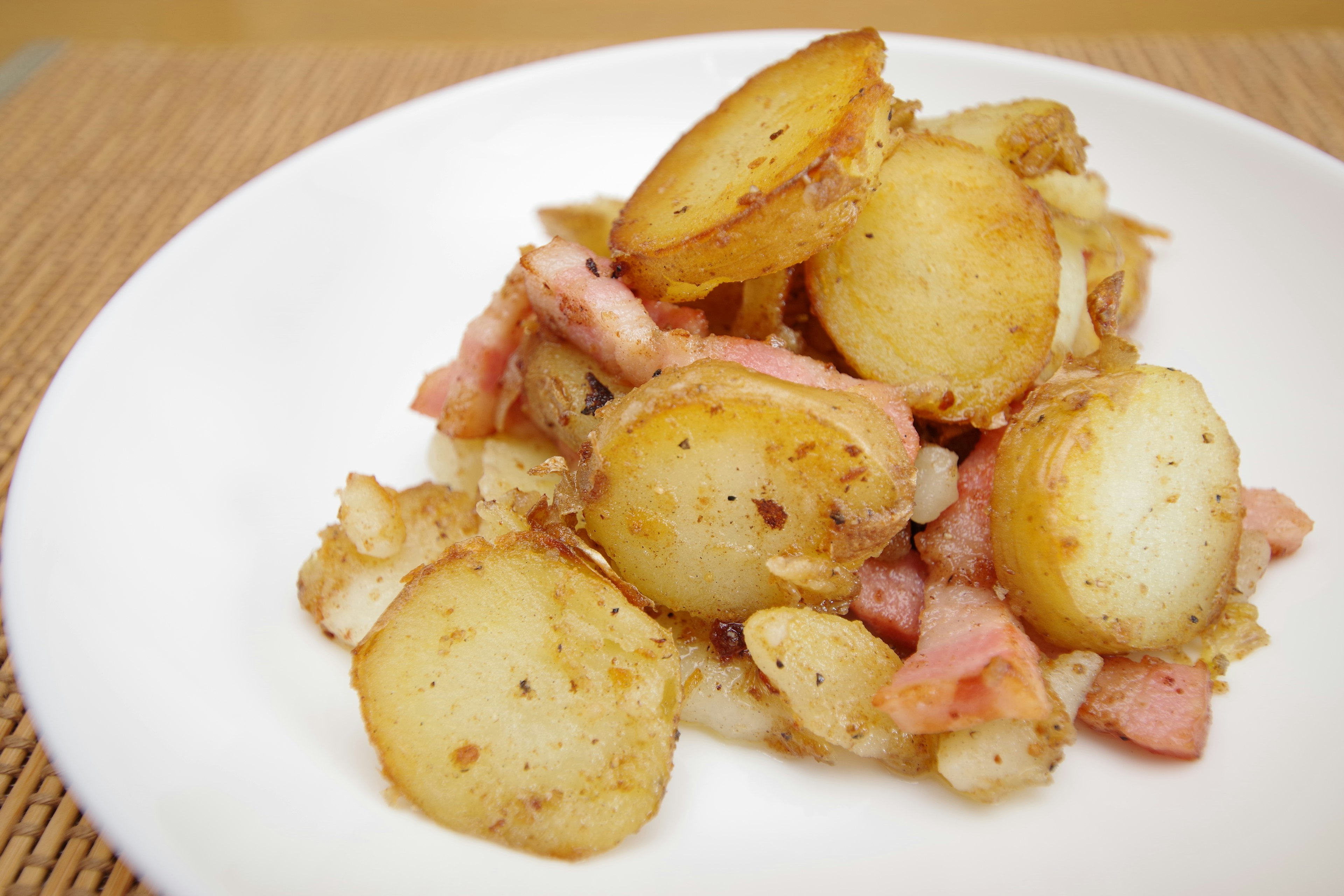 Piatto di patate fritte con pancetta