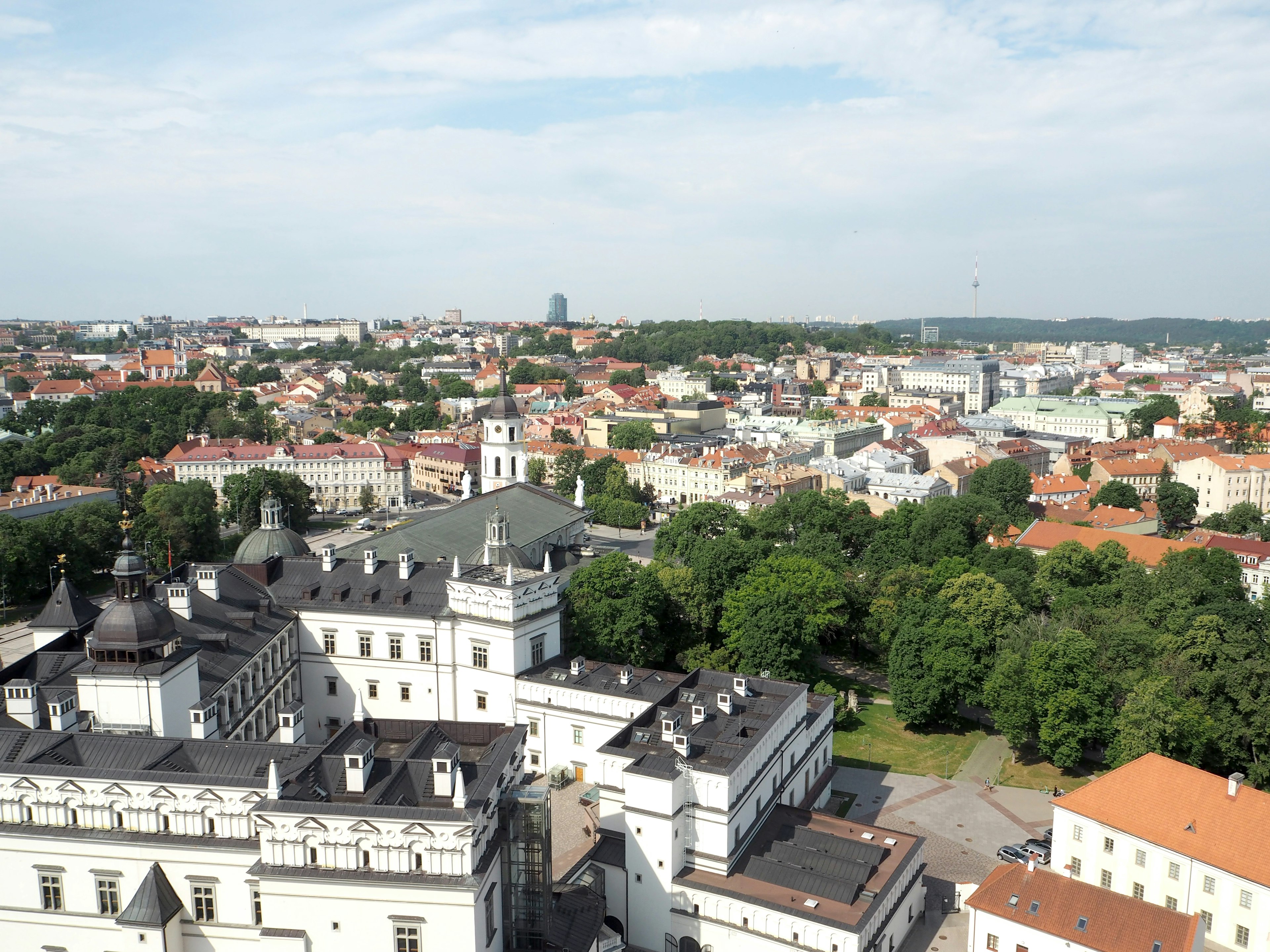 Eine schöne Stadtlandschaft mit weißen Gebäuden und grünen Bäumen