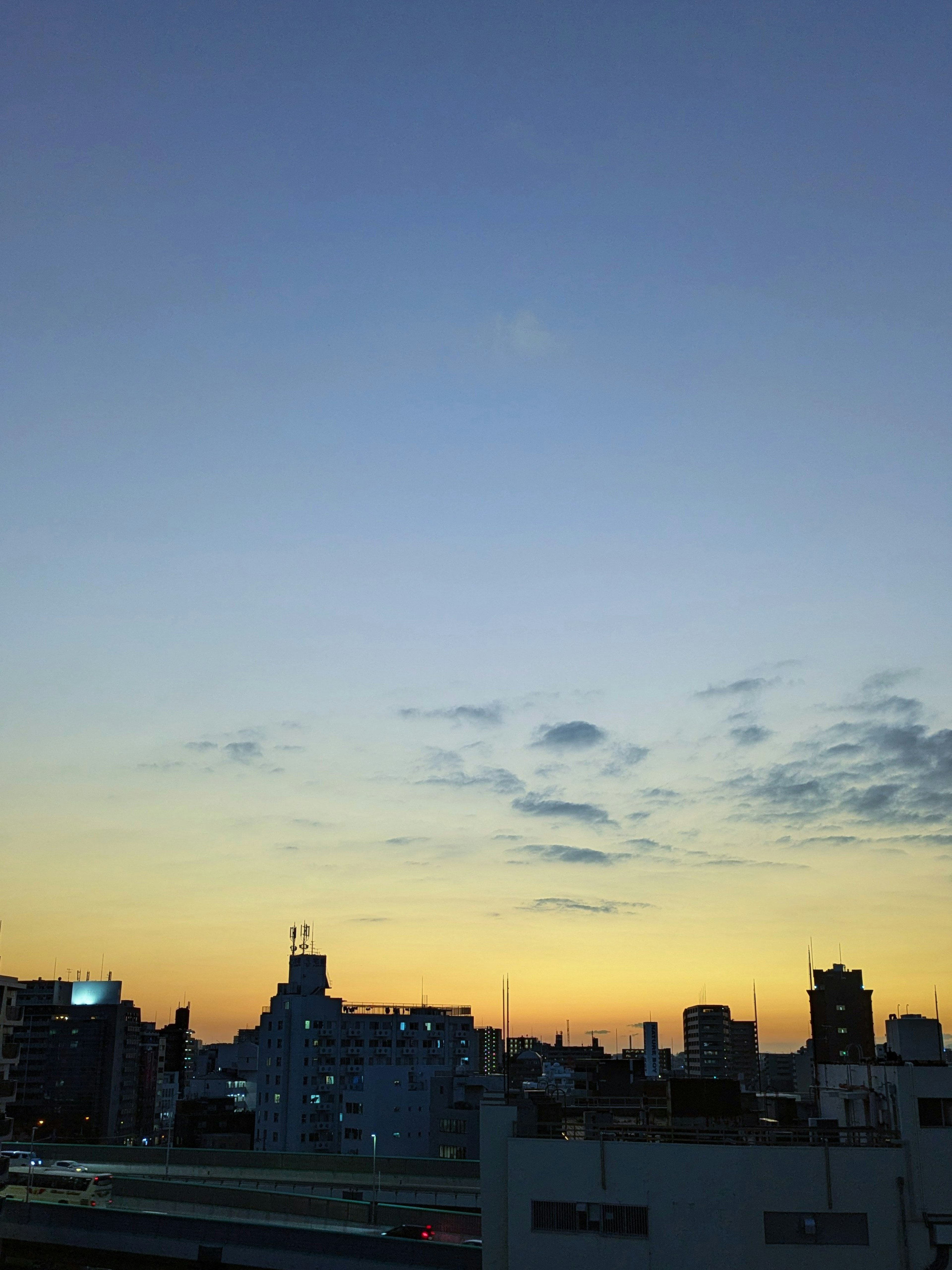 夕焼けの空と都市のシルエット