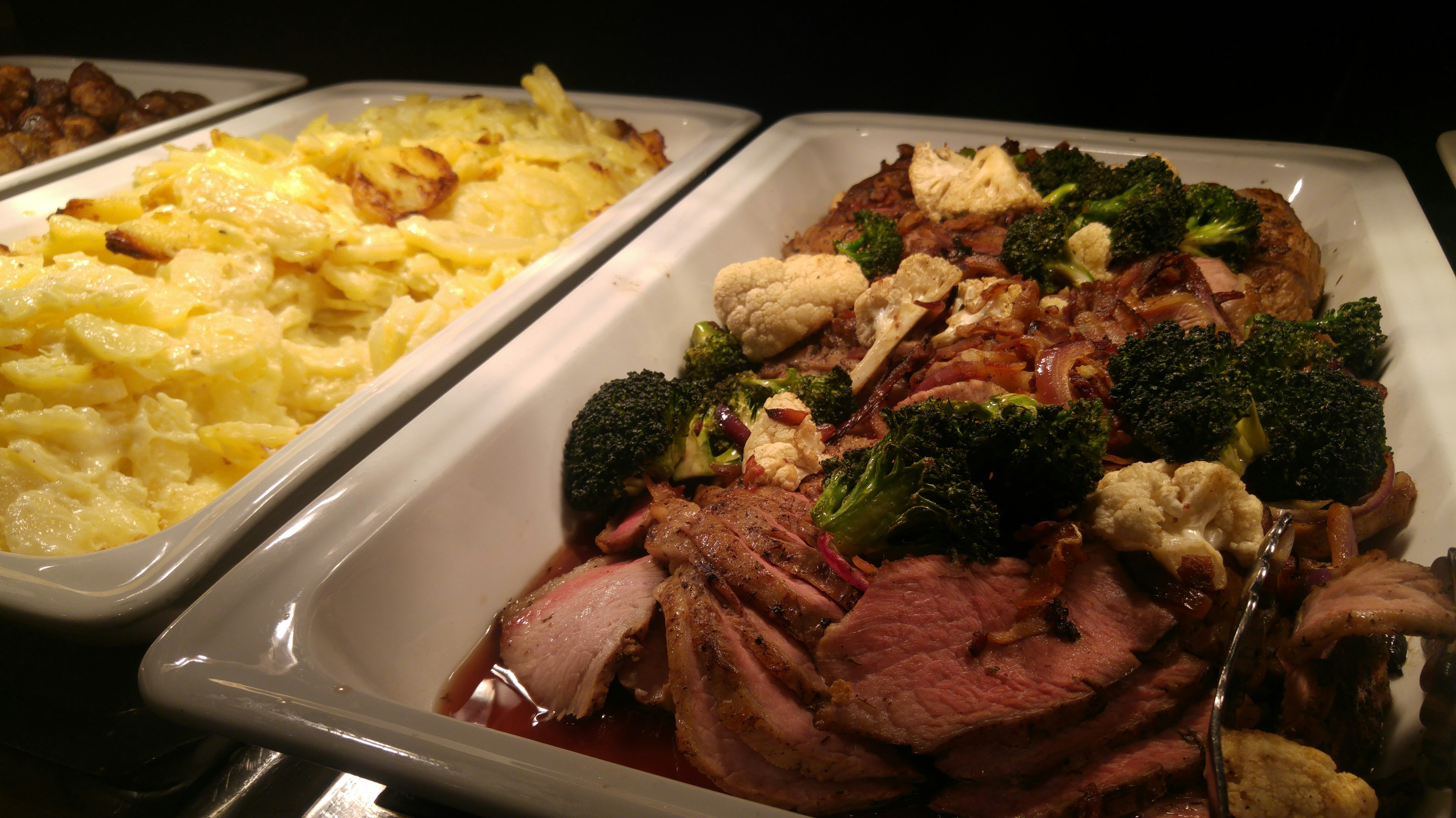 Platte mit geröstetem Fleisch, Brokkoli und Blumenkohl neben Makkaroni mit Käse