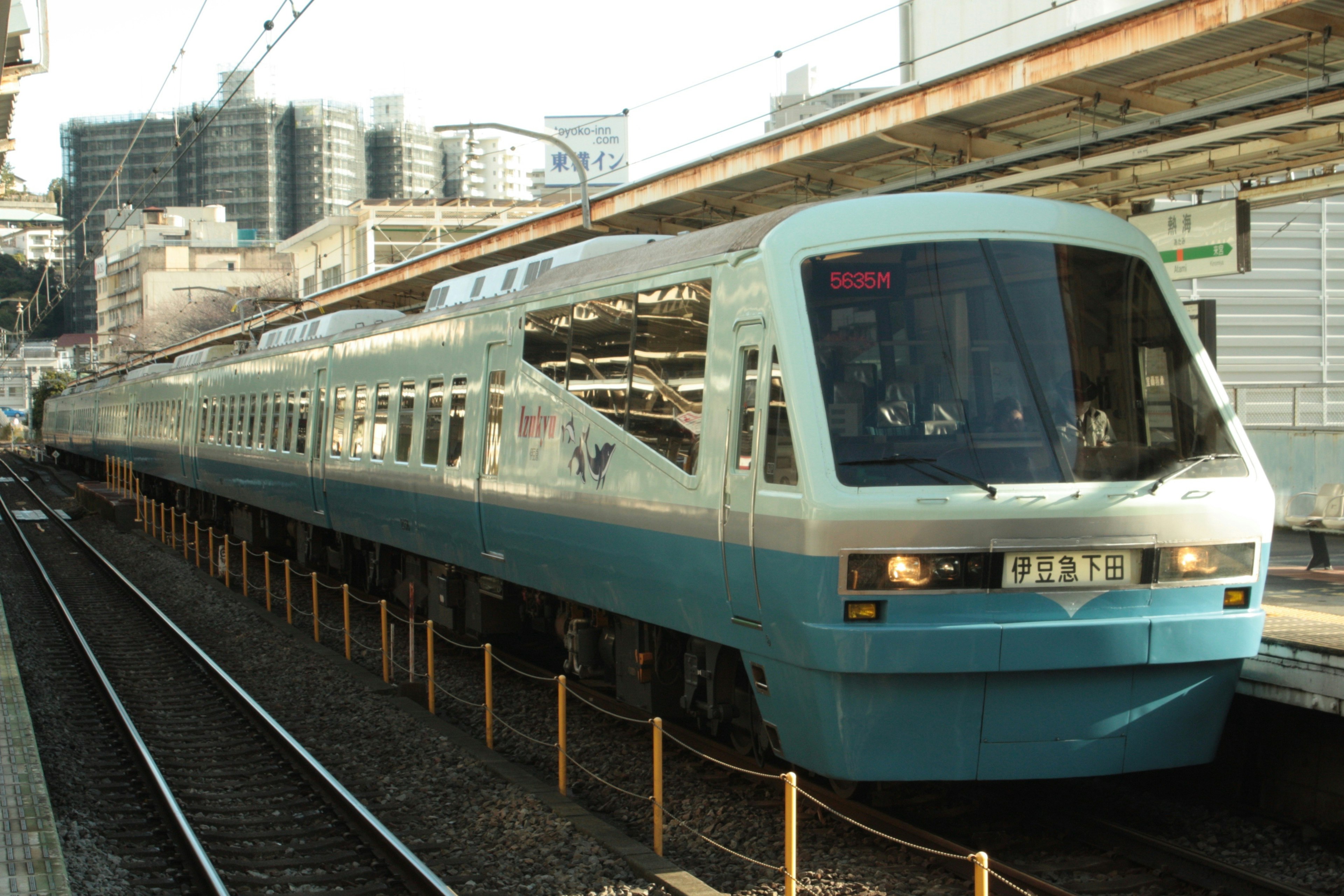 青いデザインの電車が駅に停車中