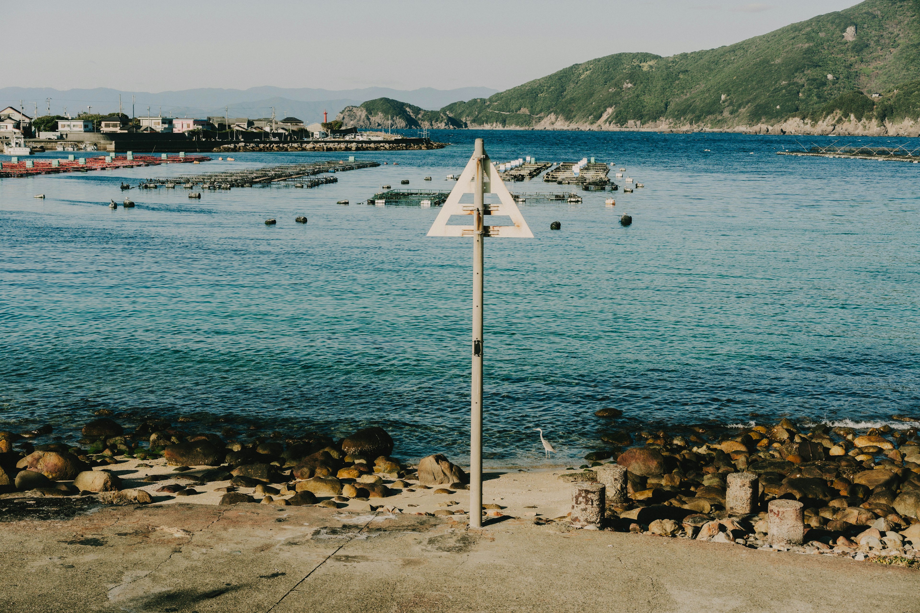 海岸場景，標誌與平靜的藍色海洋