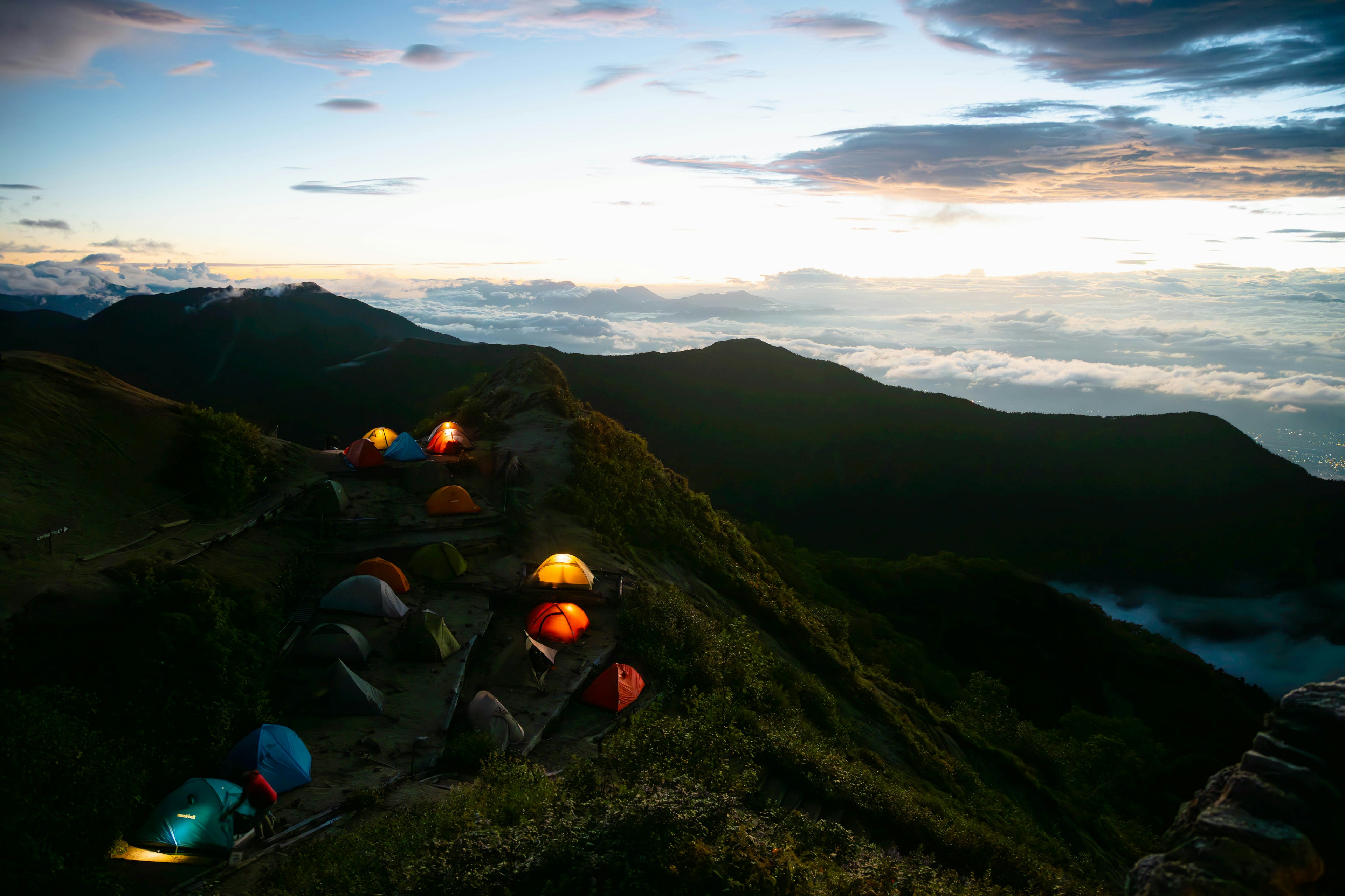 美しい山の風景に点在するテントの夜景