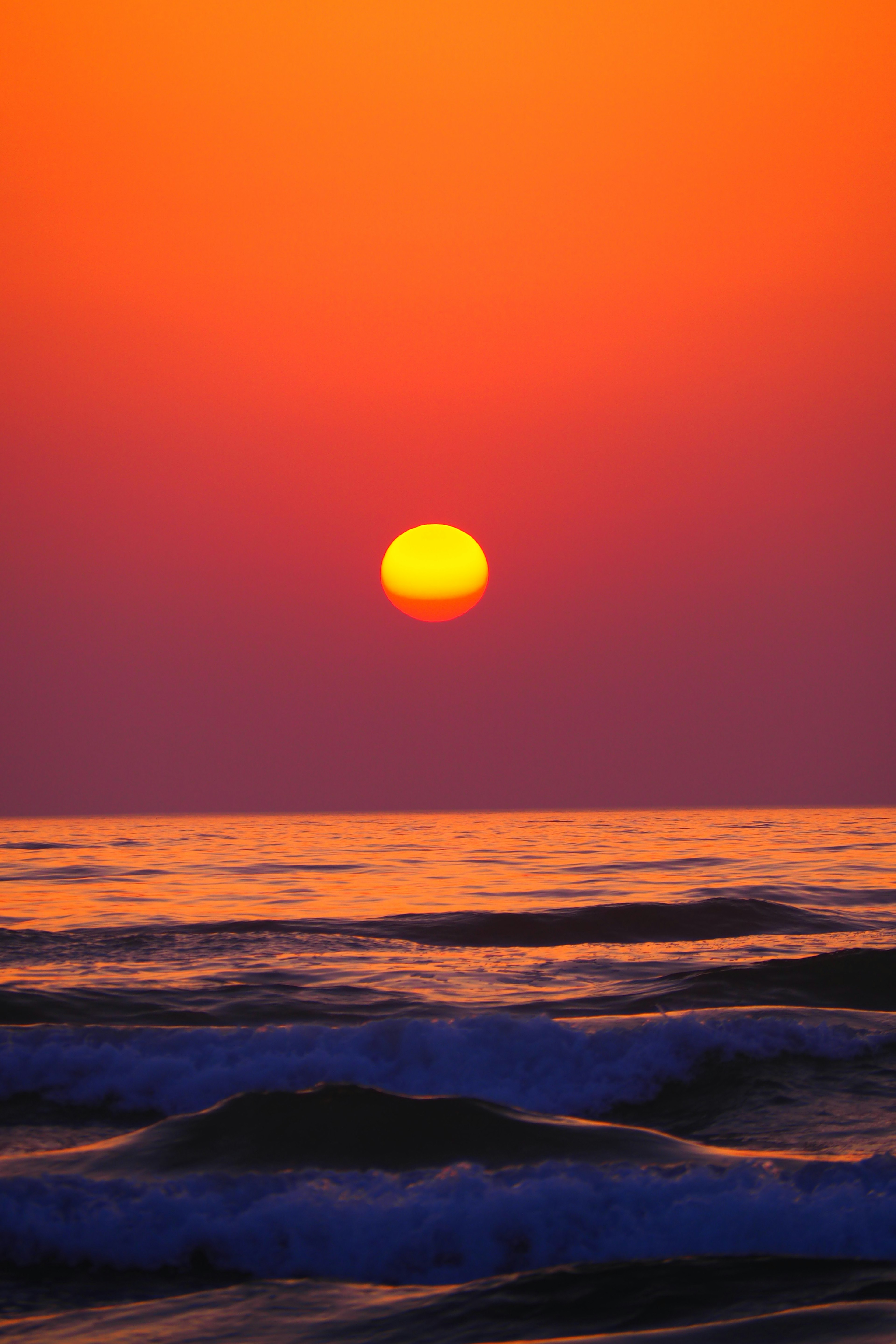 Schöner Sonnenuntergang über dem Ozean