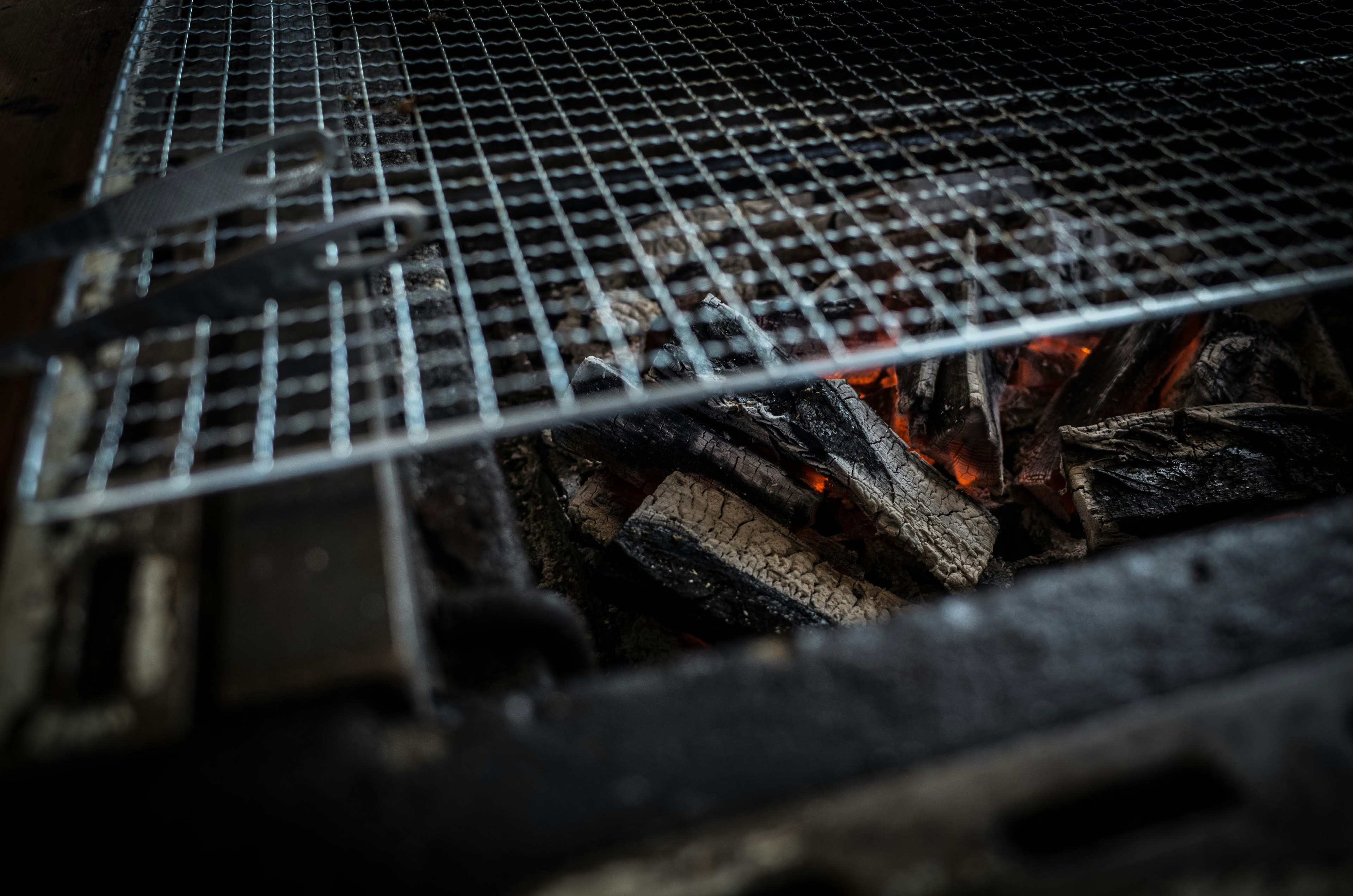 Griglia metallica sopra le braci in un barbecue