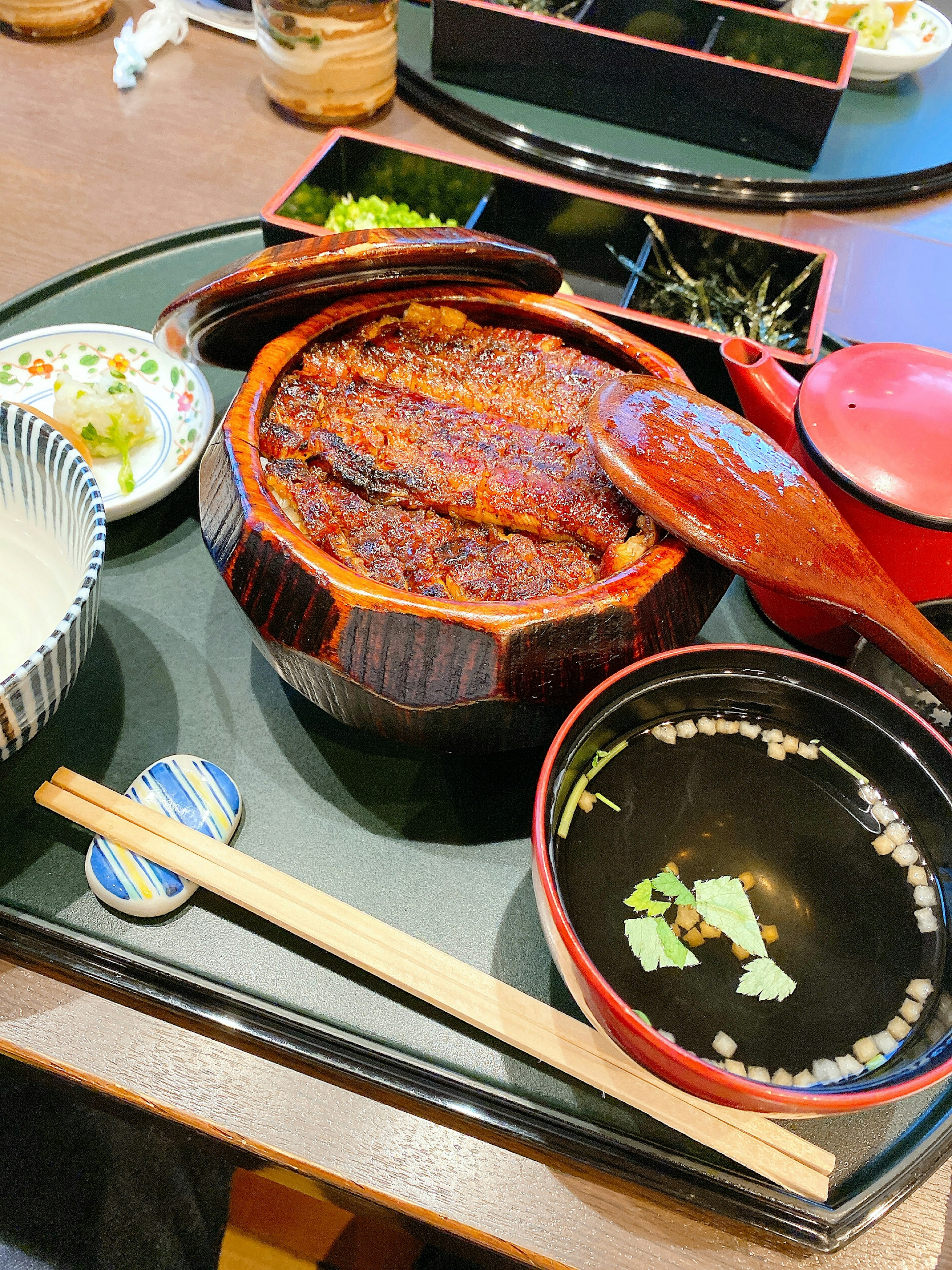 Delicioso unadon servido en un tazón japonés tradicional