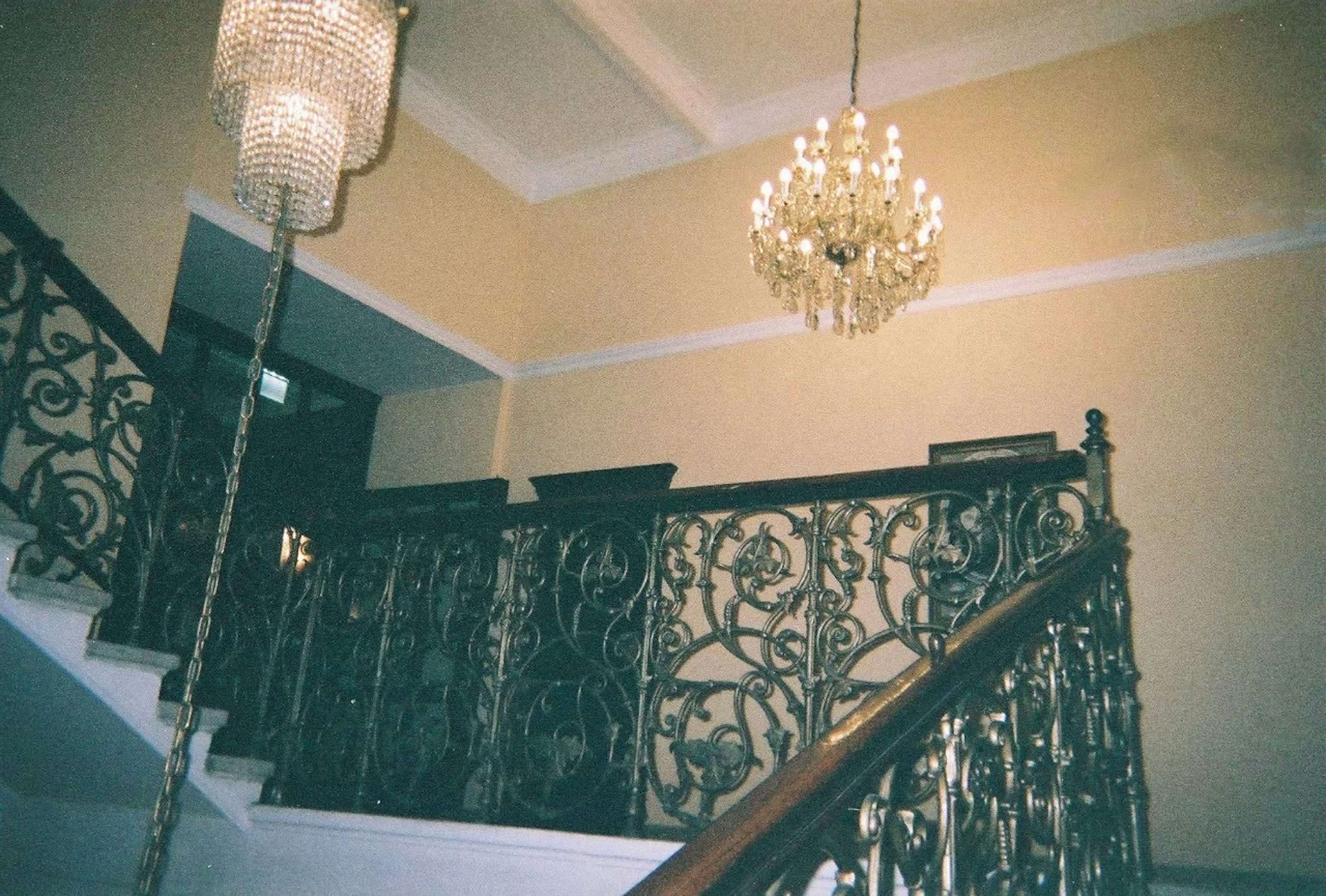 Intérieur élégant avec un garde-corps décoratif d'escalier et des lustres