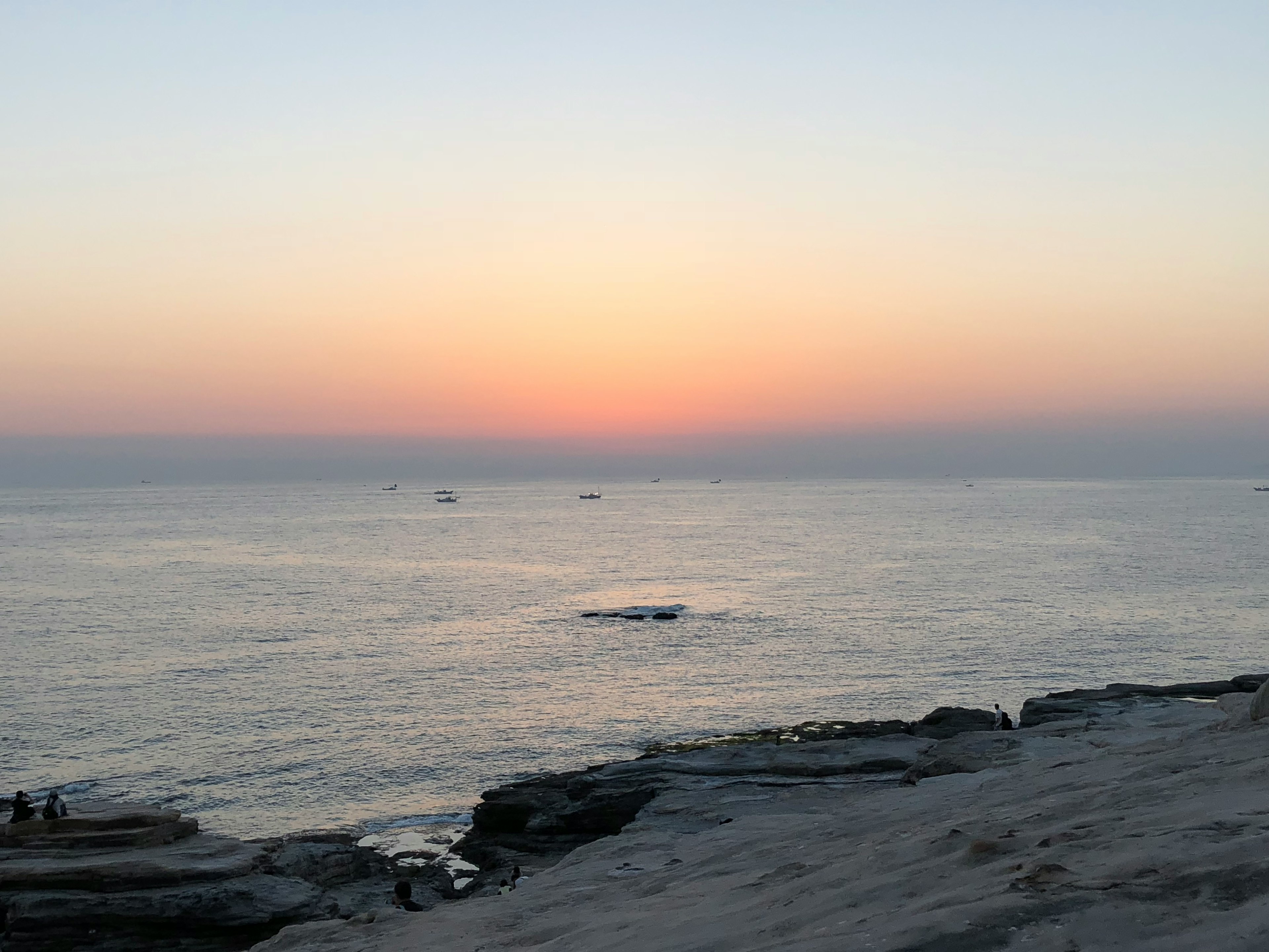 海の夕暮れ時の景色 明るいオレンジと青のグラデーション