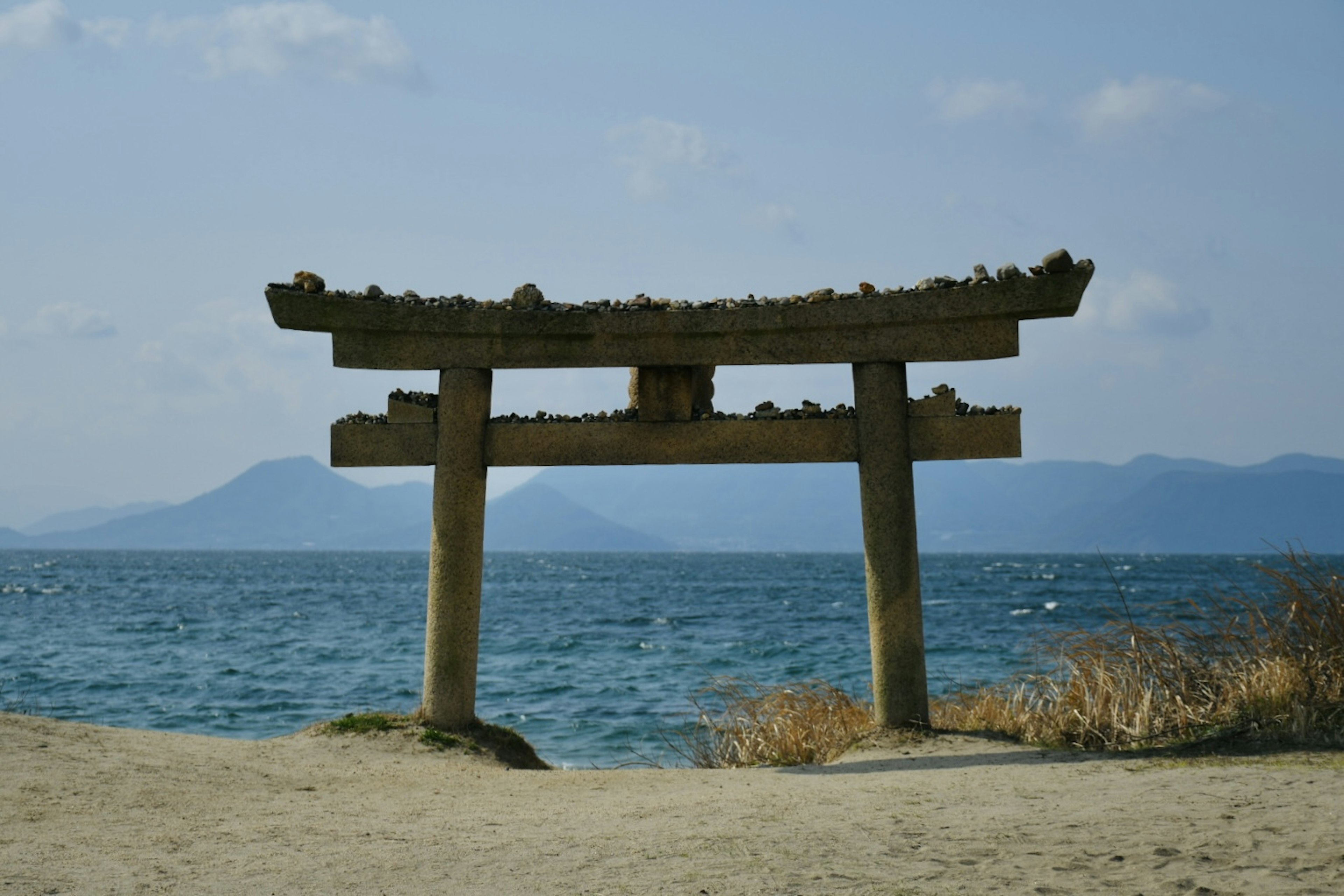 Cổng Torii bên bờ biển với bầu trời xanh