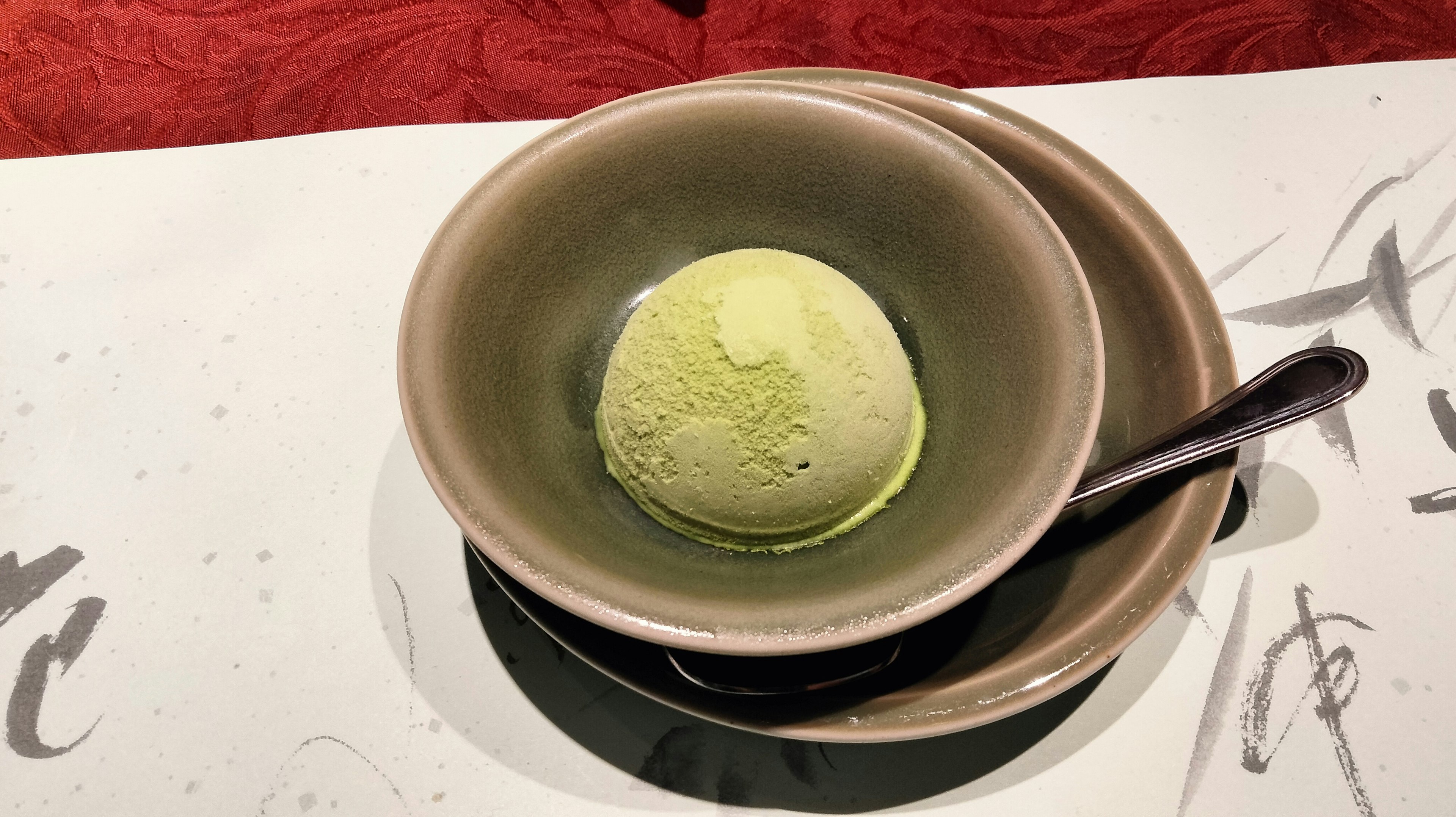 Helado de matcha servido en un bol japonés tradicional