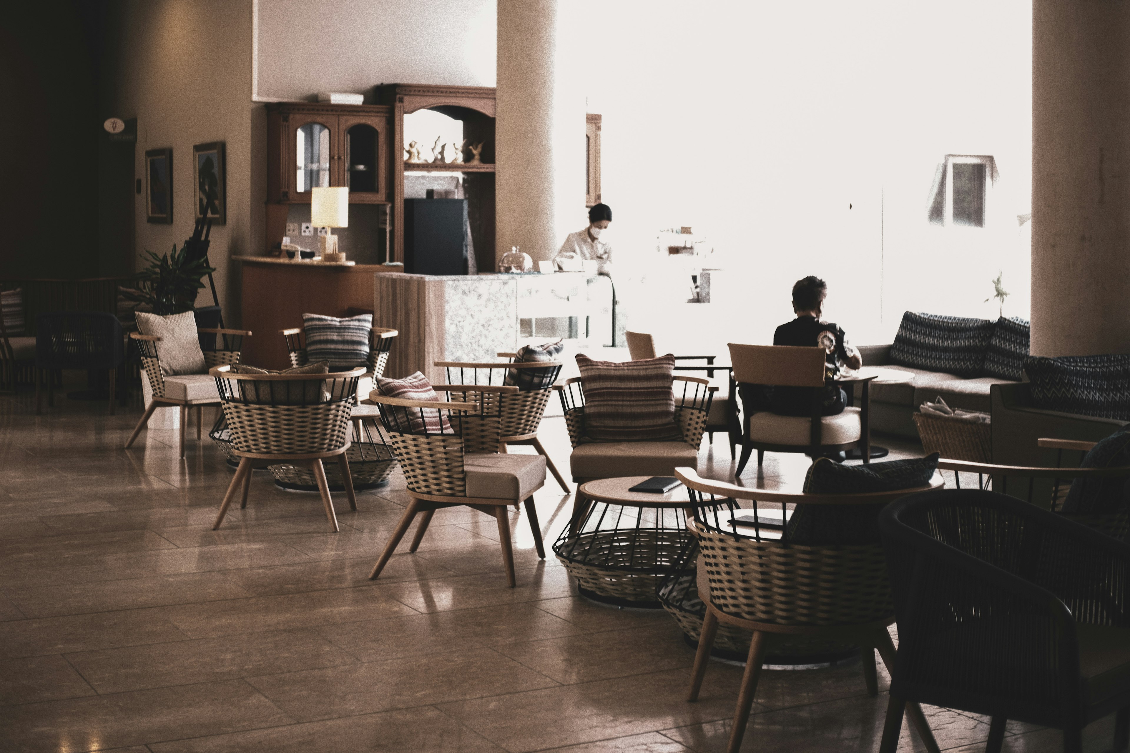 Intérieur de café lumineux avec une variété de chaises et de tables