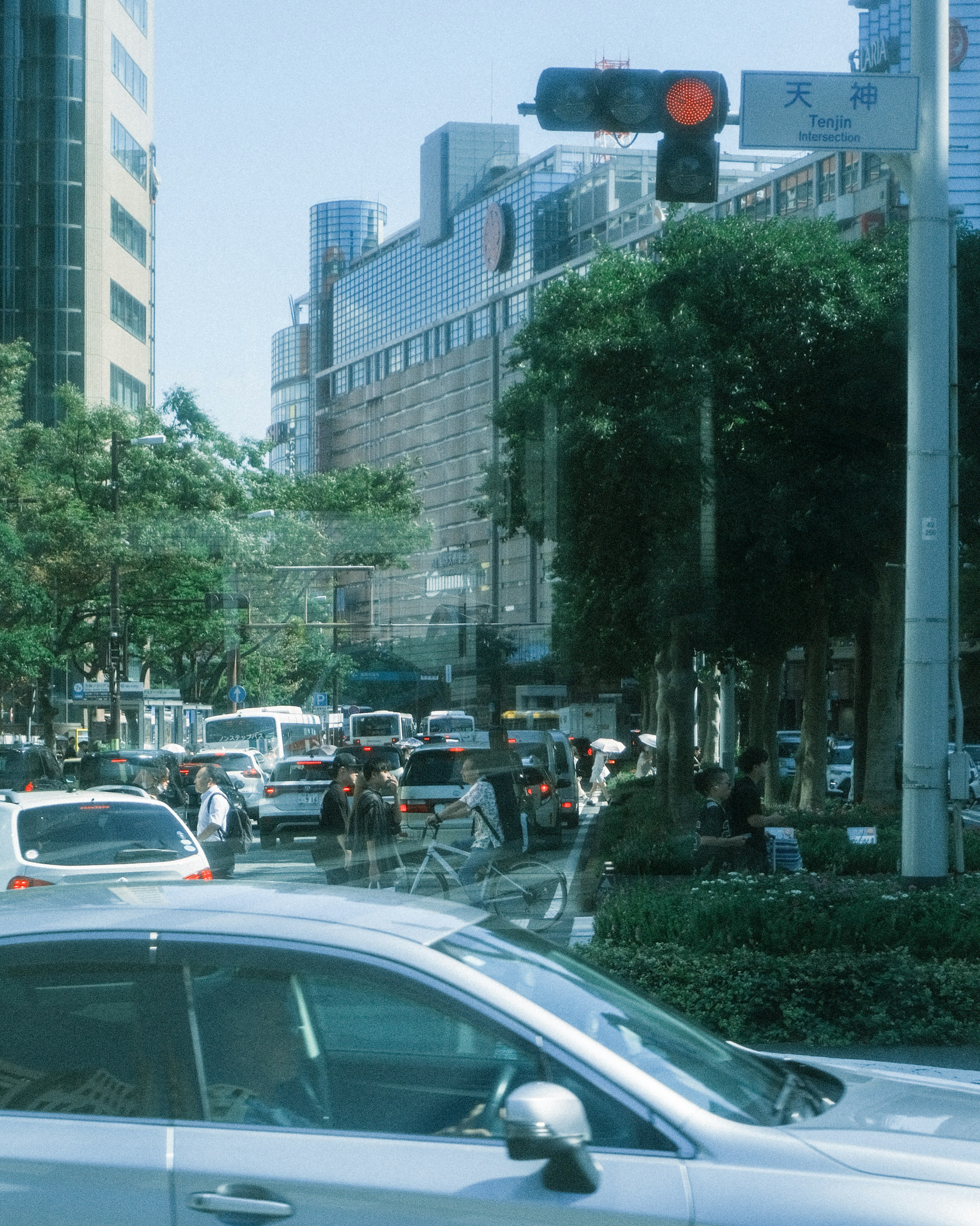 Traffic congestion at an urban intersection with a red traffic light