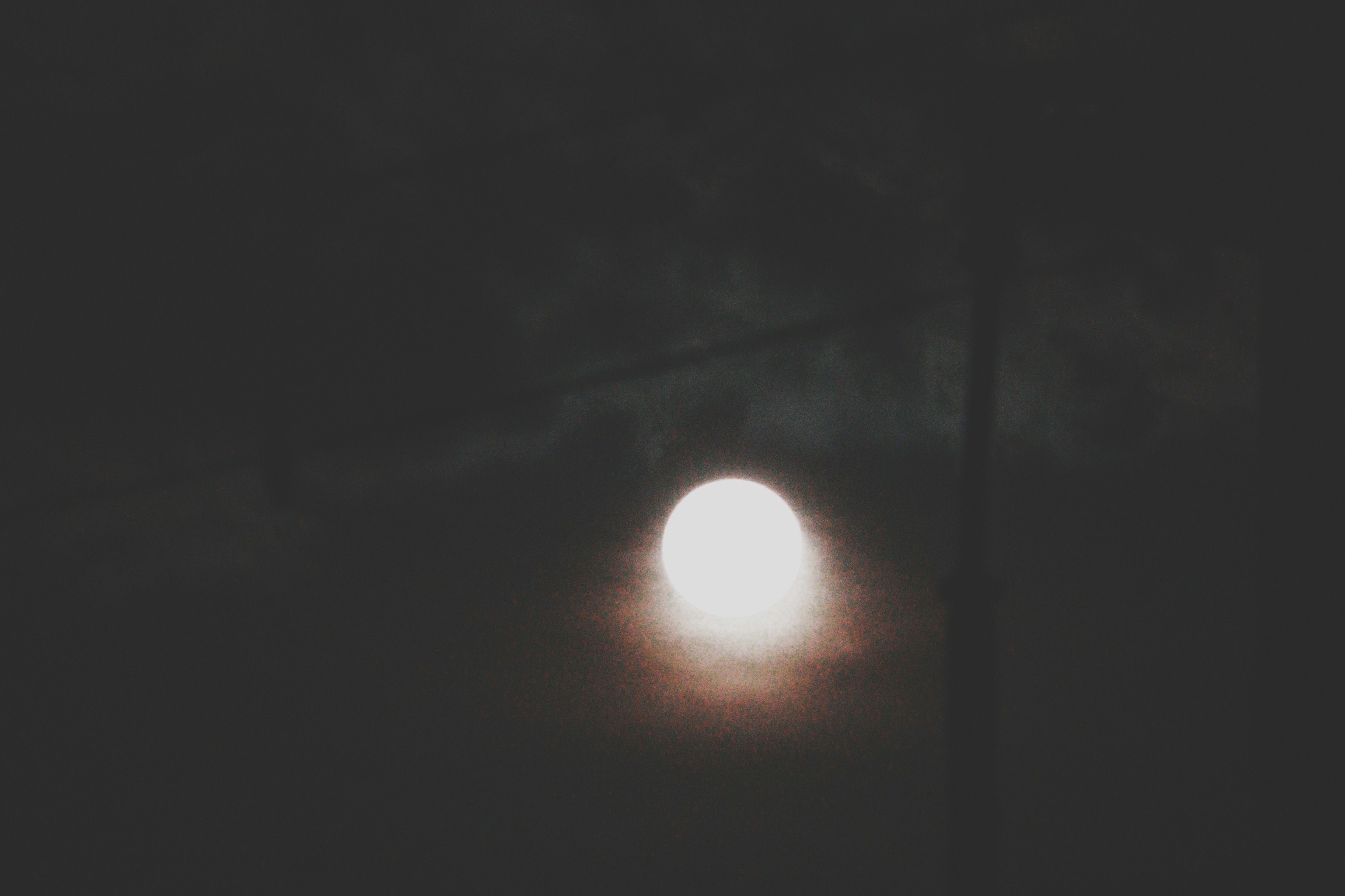 Lune brillante flottant dans un ciel sombre