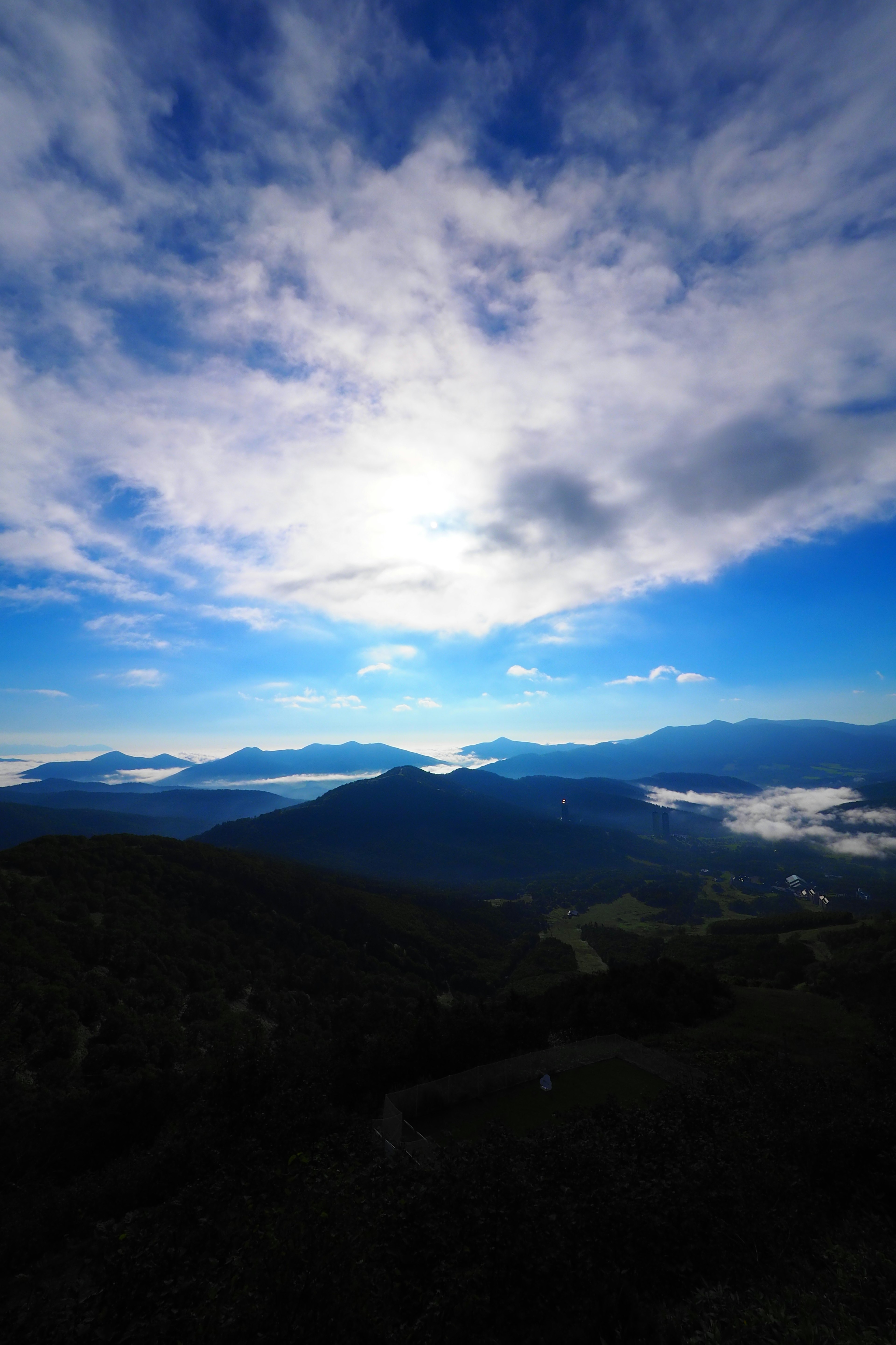 Pemandangan pegunungan dengan langit biru dan awan putih