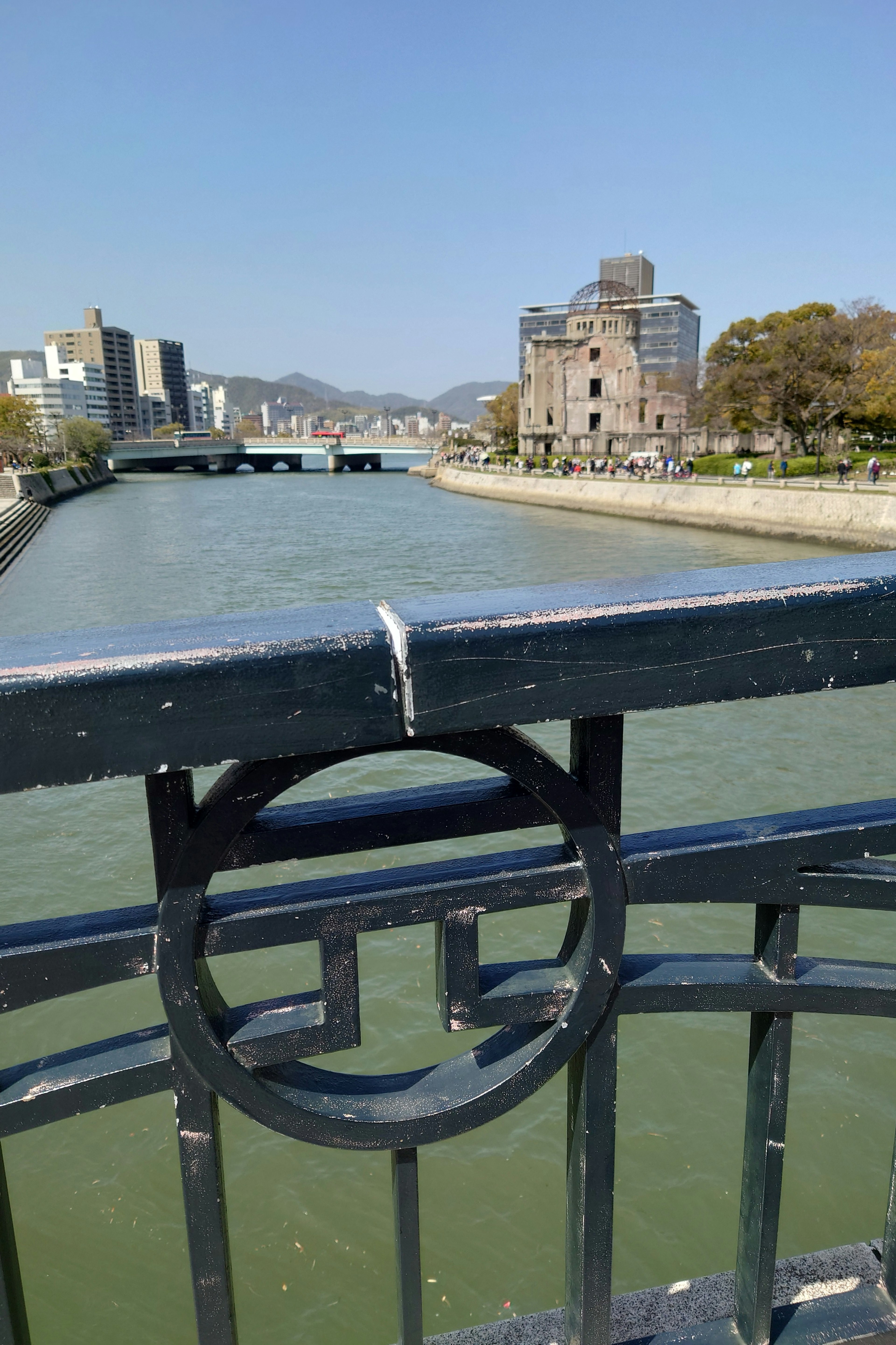 从桥栏杆看河流和城市景观