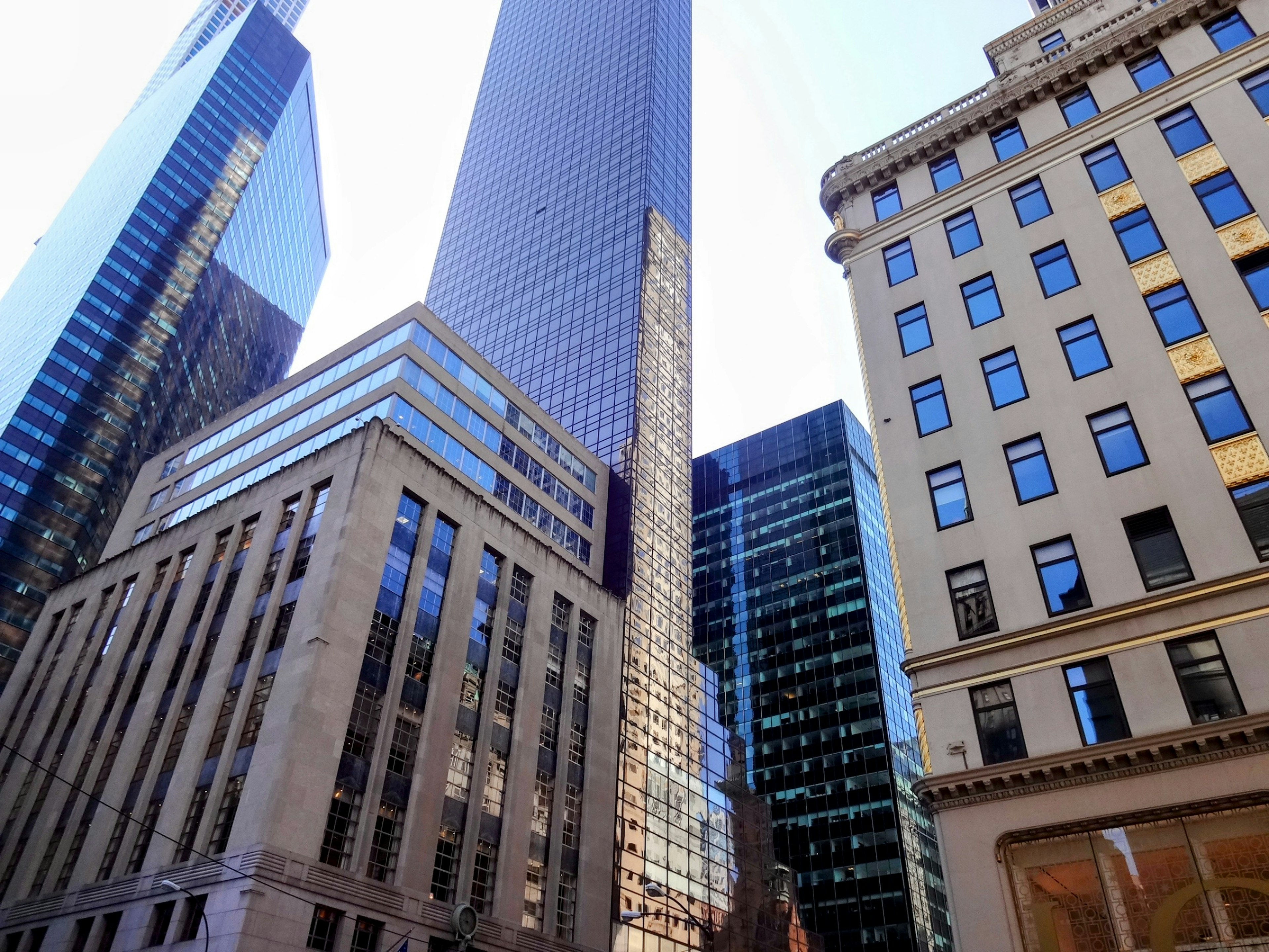 Städtische Landschaft mit Wolkenkratzern, die moderne und historische Architektur zeigen