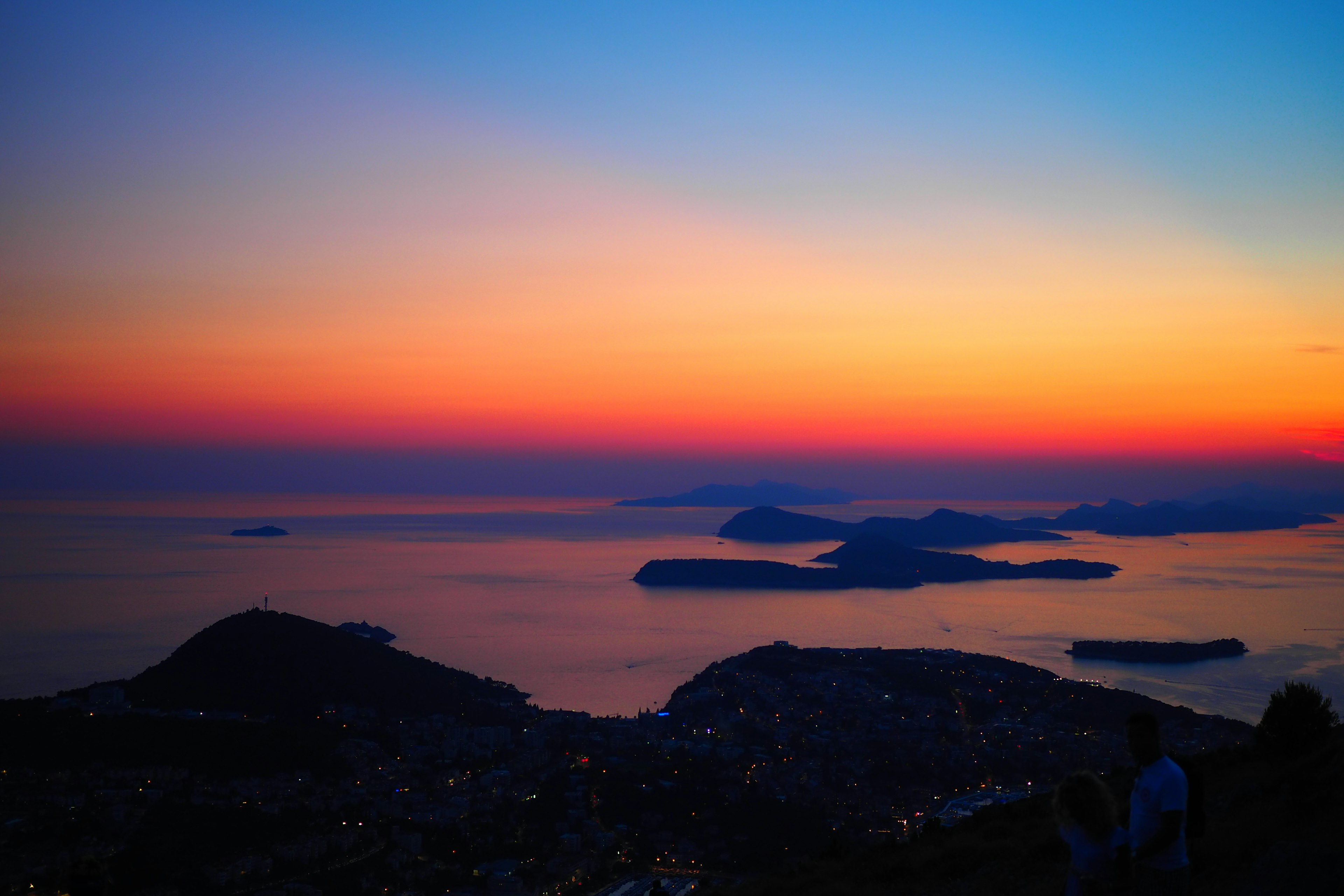 Hermoso atardecer sobre el mar con islas