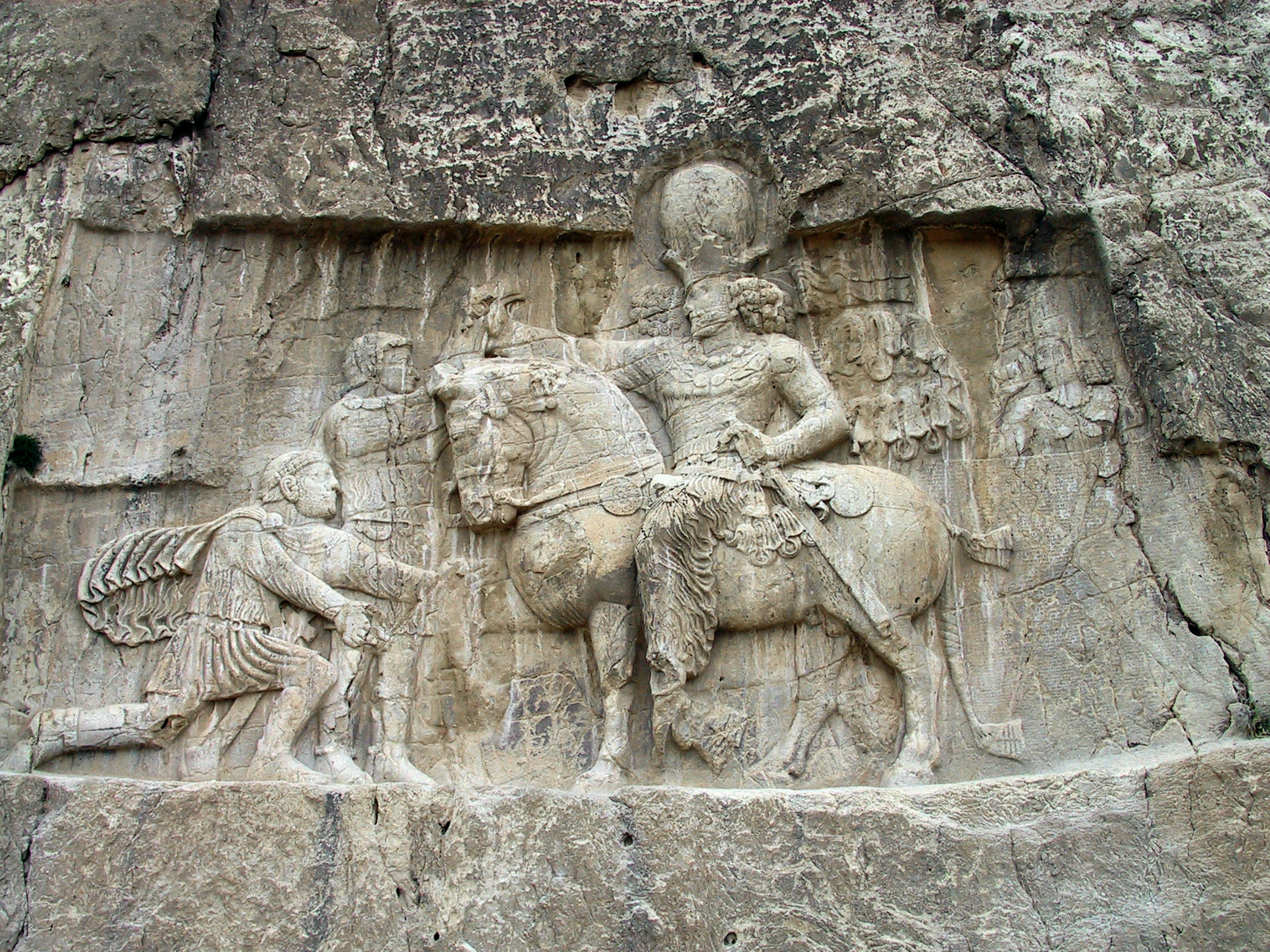 Antike Skulptur, die einen Krieger zu Pferd mit einer knienden Figur darstellt