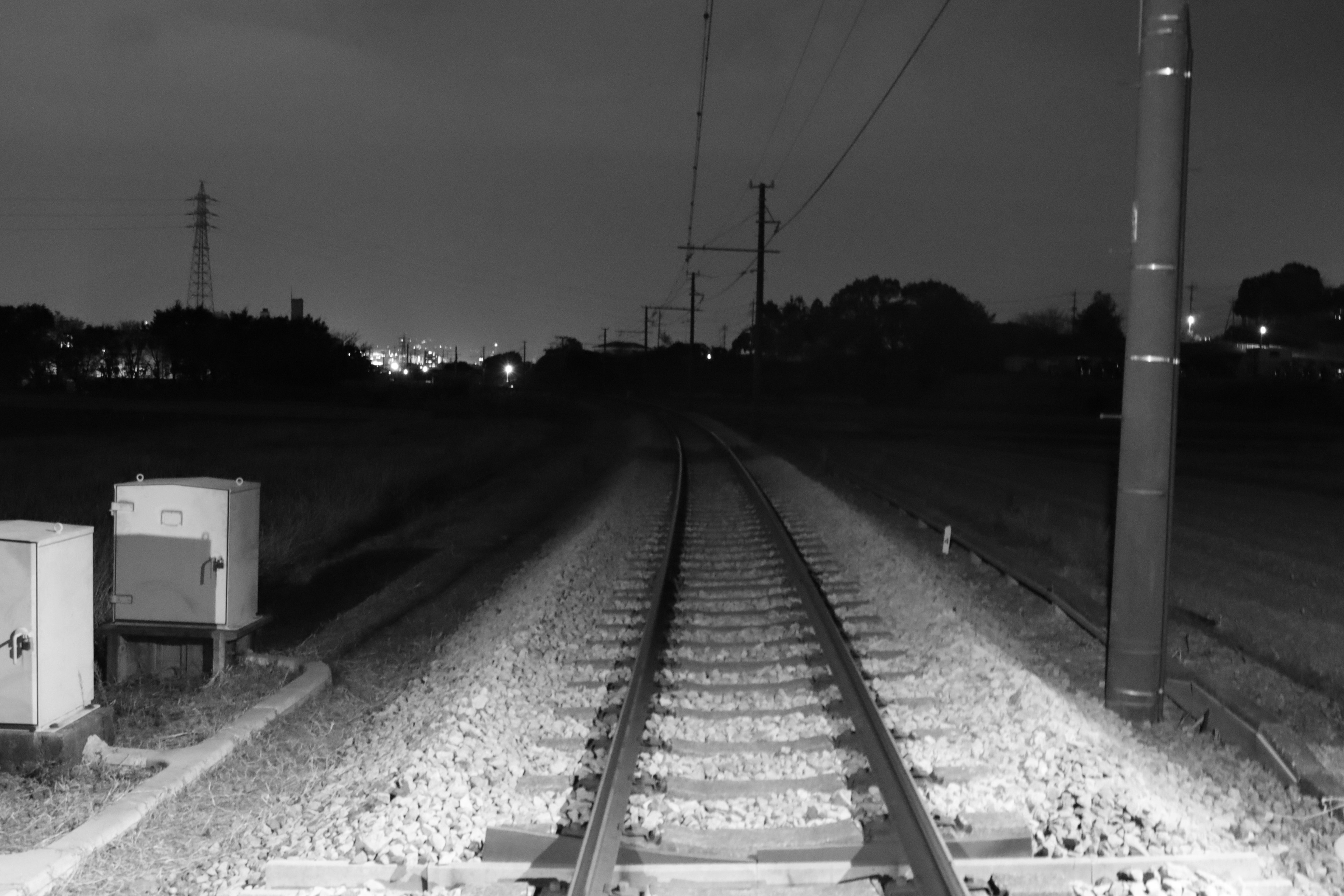 Vista nocturna de una vía de tren tranquila