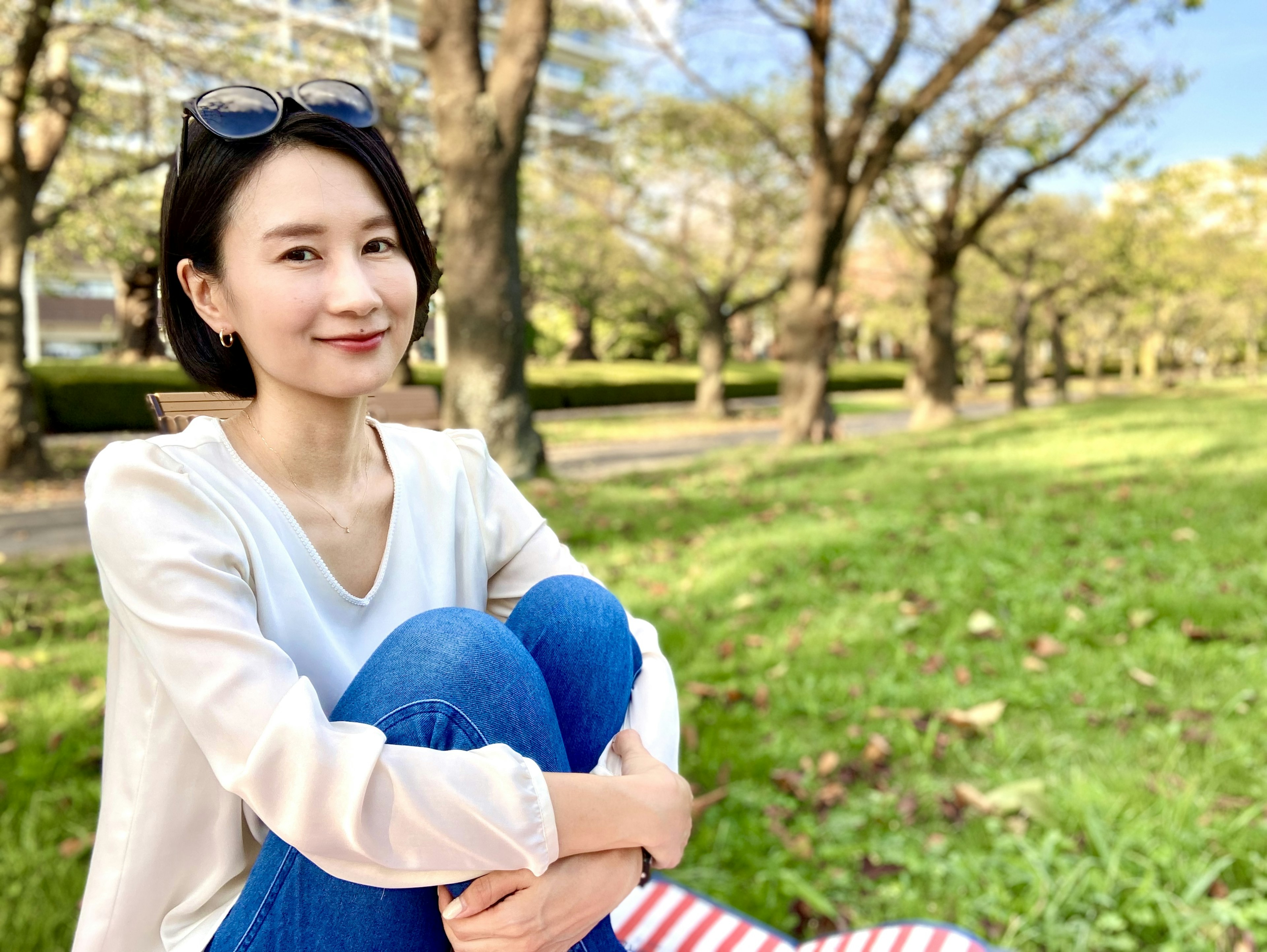 Retrato de una mujer sonriendo en un parque verde