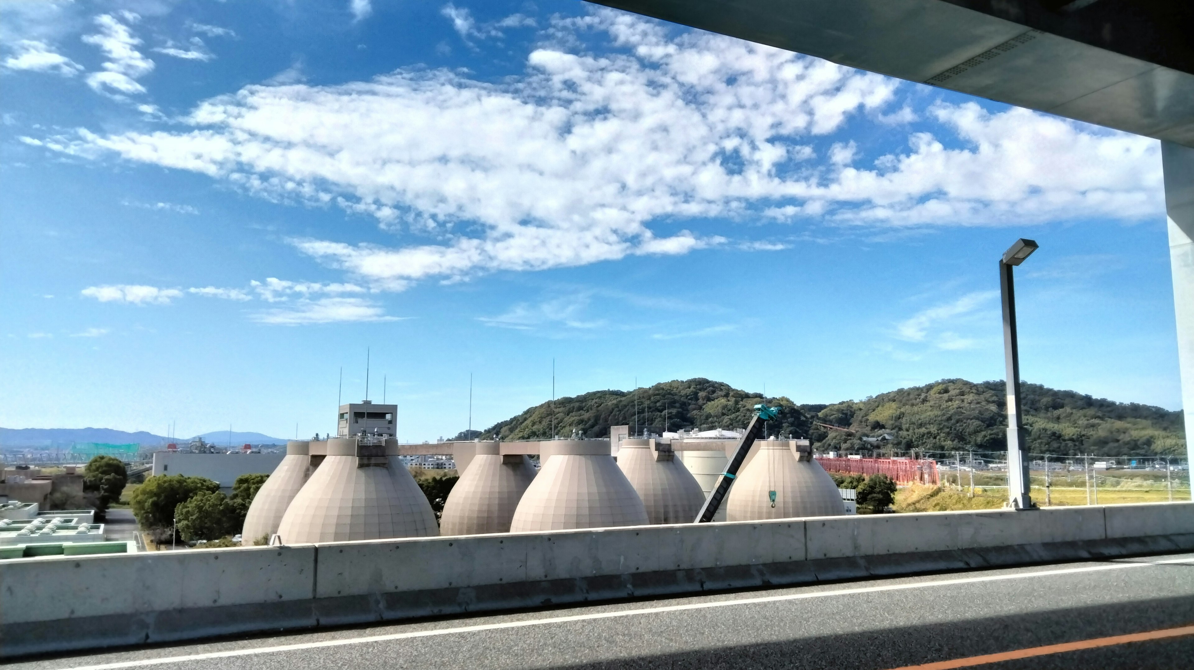 藍天白雲下的大型圓形建築的景色