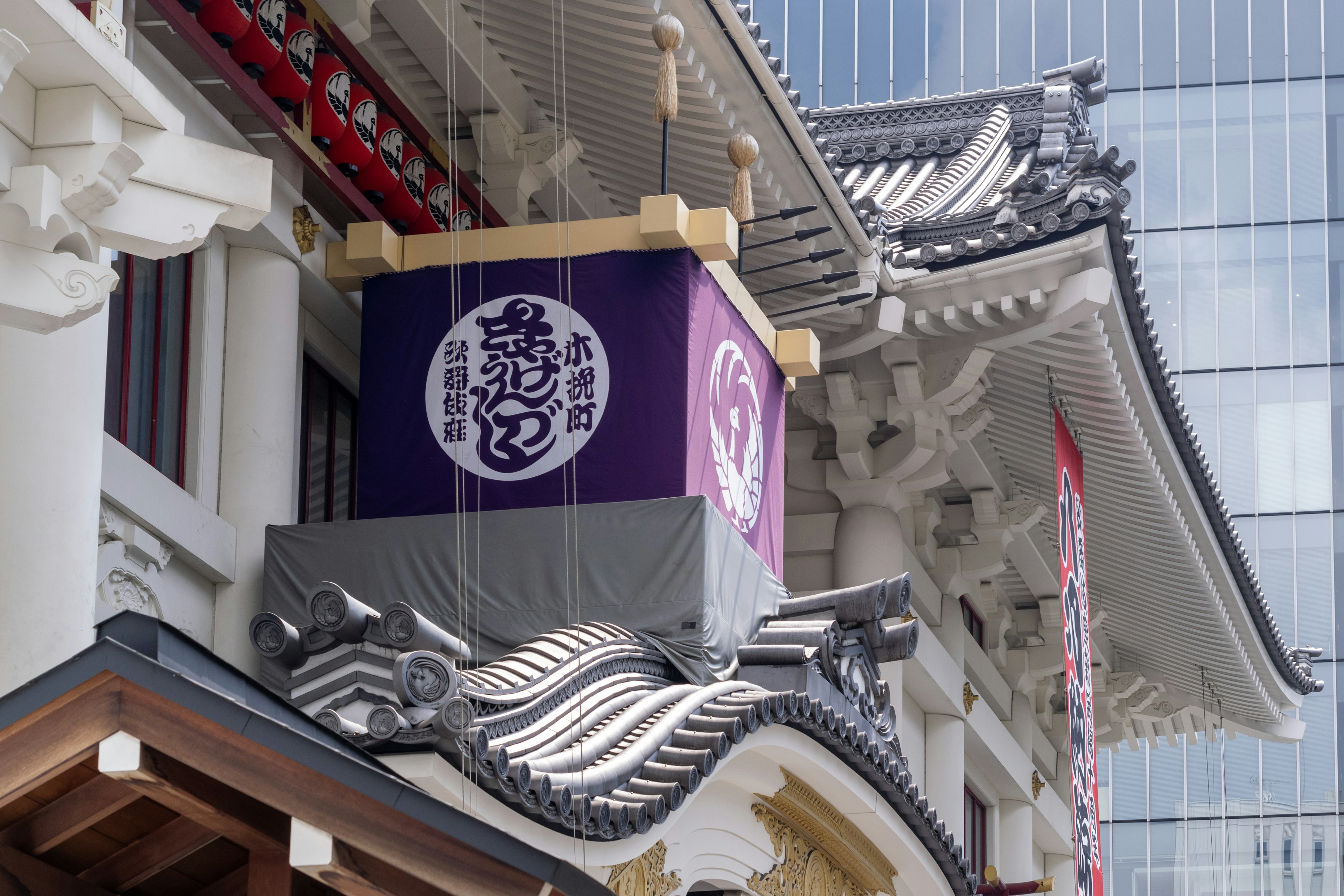 Vista exterior de un edificio japonés tradicional con techo ornamentado y decoraciones